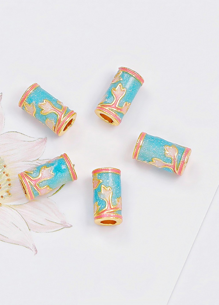 A wide range of carefully selected and versatile fashion accessories and decorative items are essential for creative accessory matching Item Picture