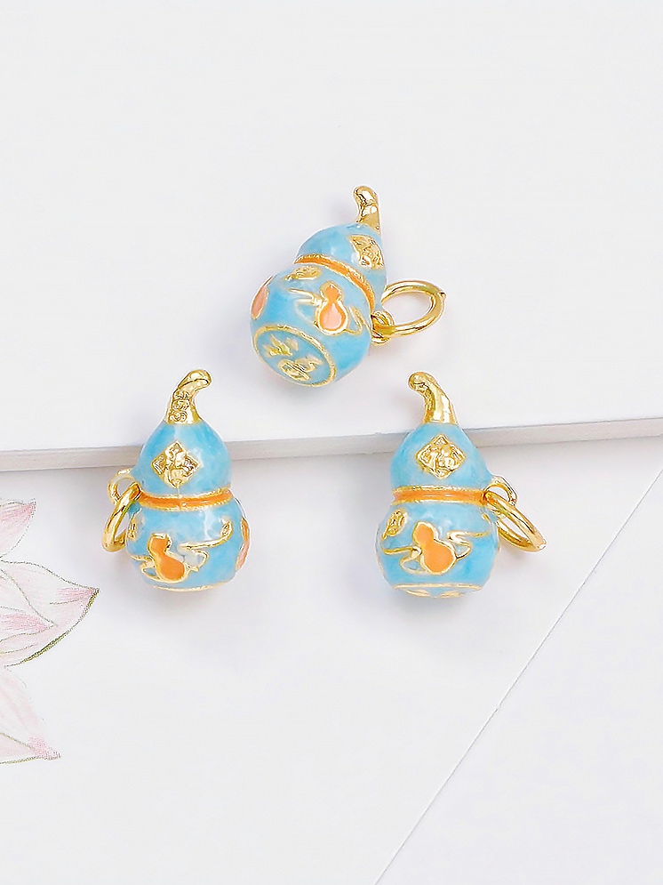 A wide range of carefully selected and versatile fashion accessories and decorative items are essential for creative accessory matching details Picture