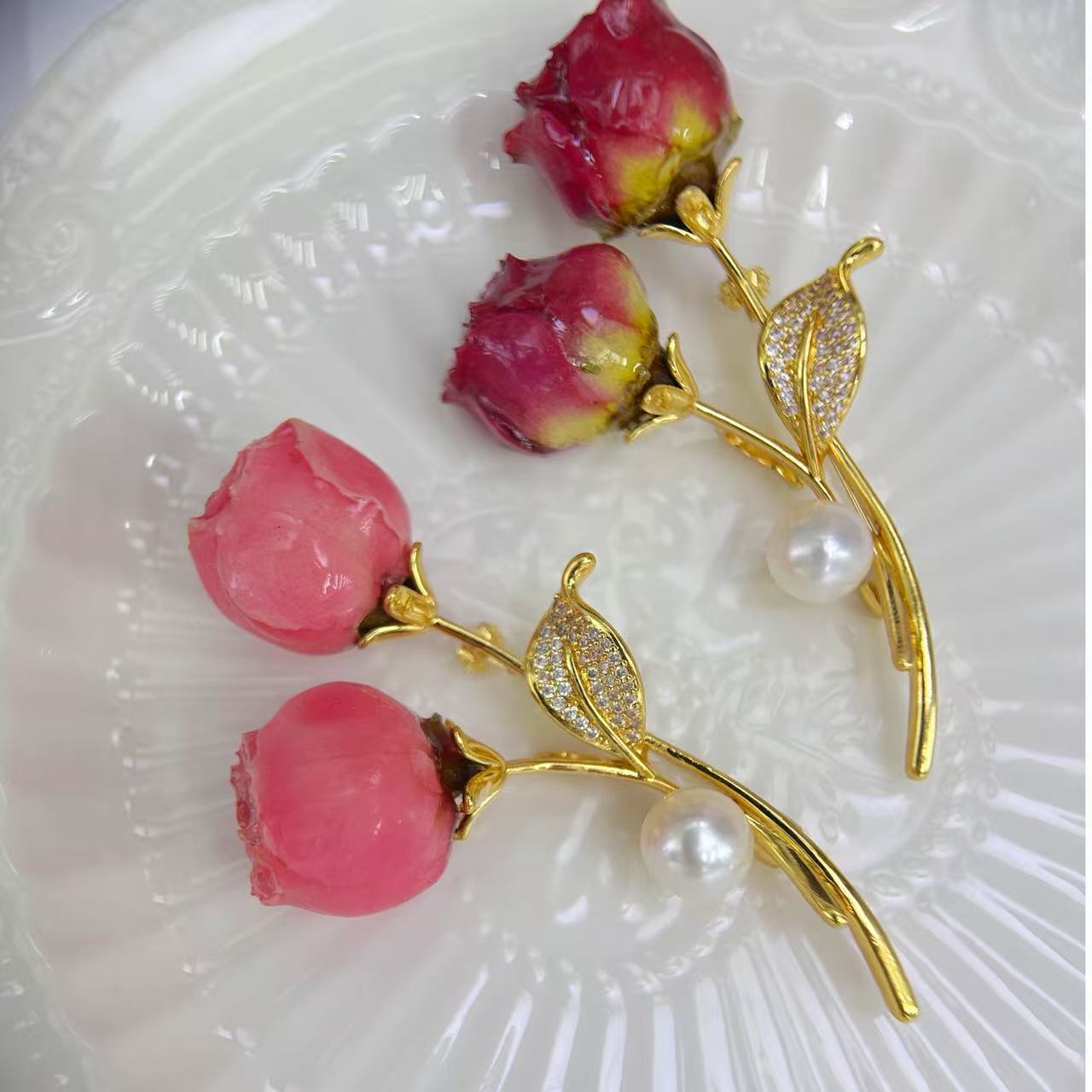 Eternal flower brooch, brooch accessory brooch, fabric brooch Application Scenario