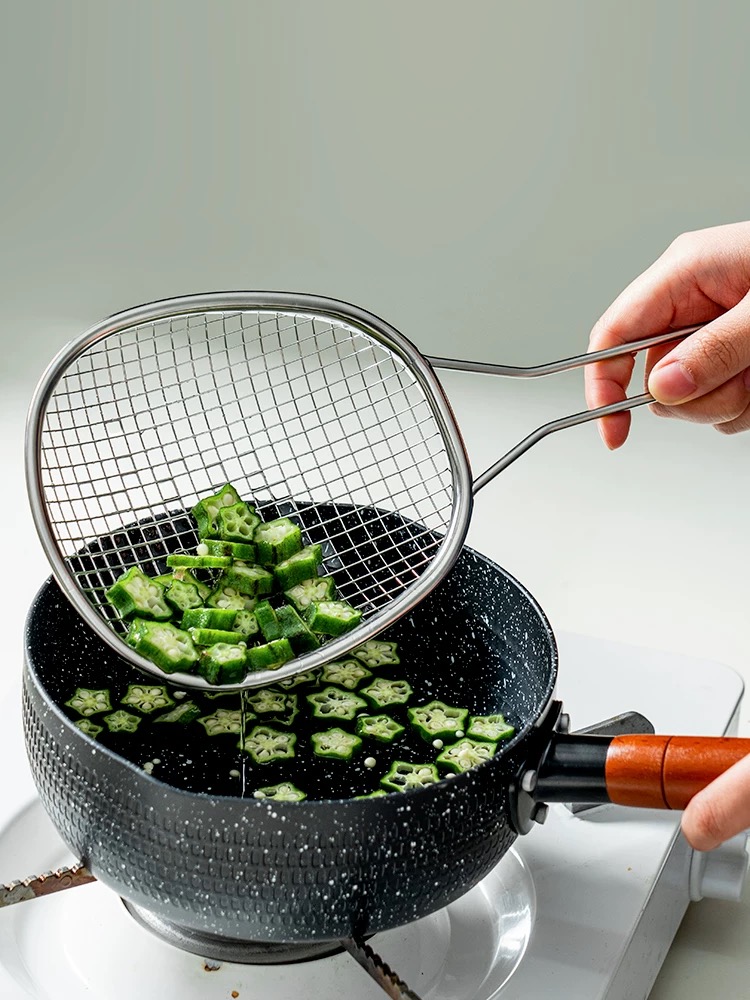 Kitchen 304 stainless steel strainer, dumpling and noodle scooping spoon, scooping spoon, filter screen, fine mesh, large strainer, household use Application Scenario
