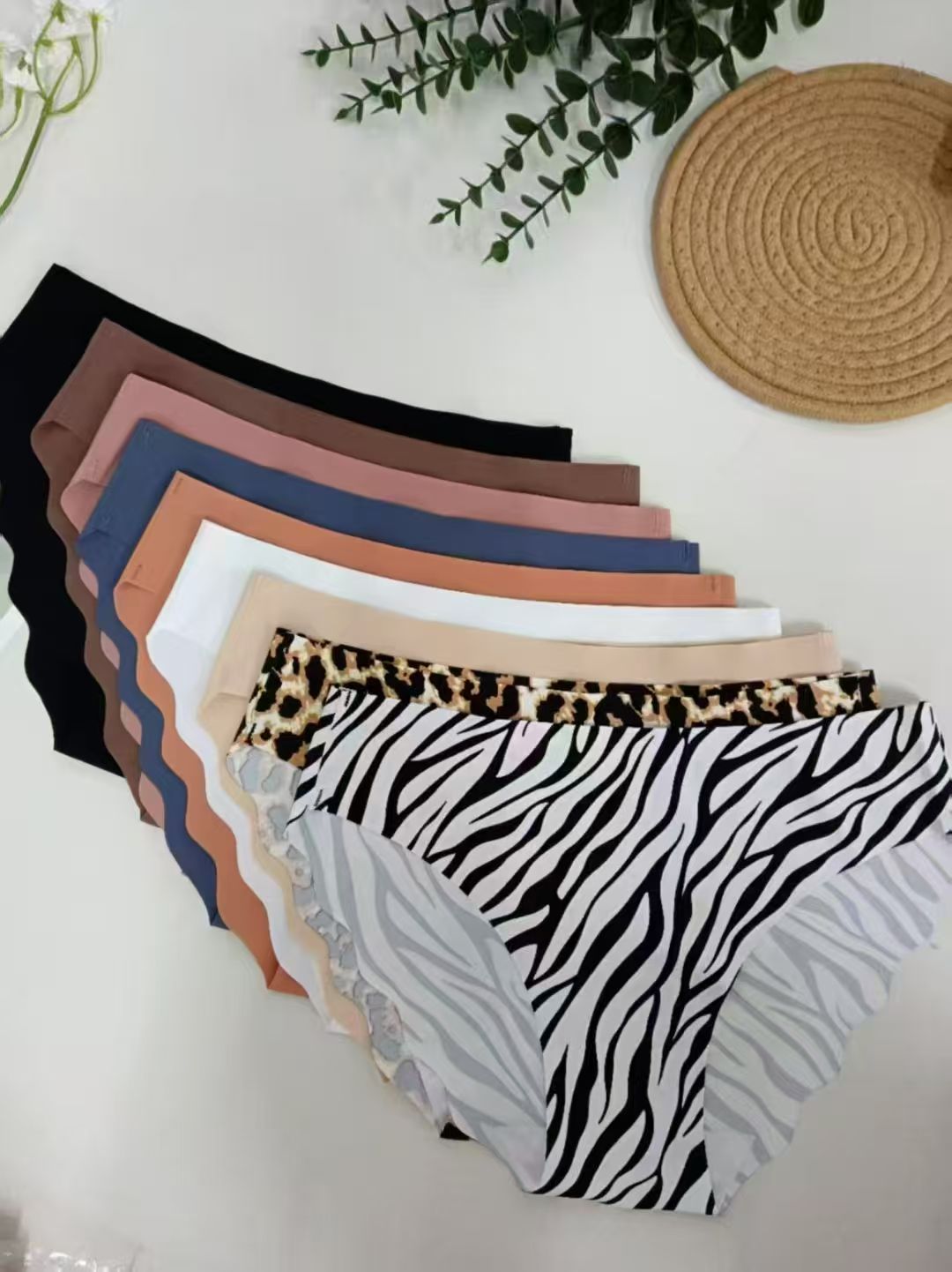 Seamless ice silk mid-low waist thong for girls, yoga pure sensual sensual women, new European and American leopard print underwear