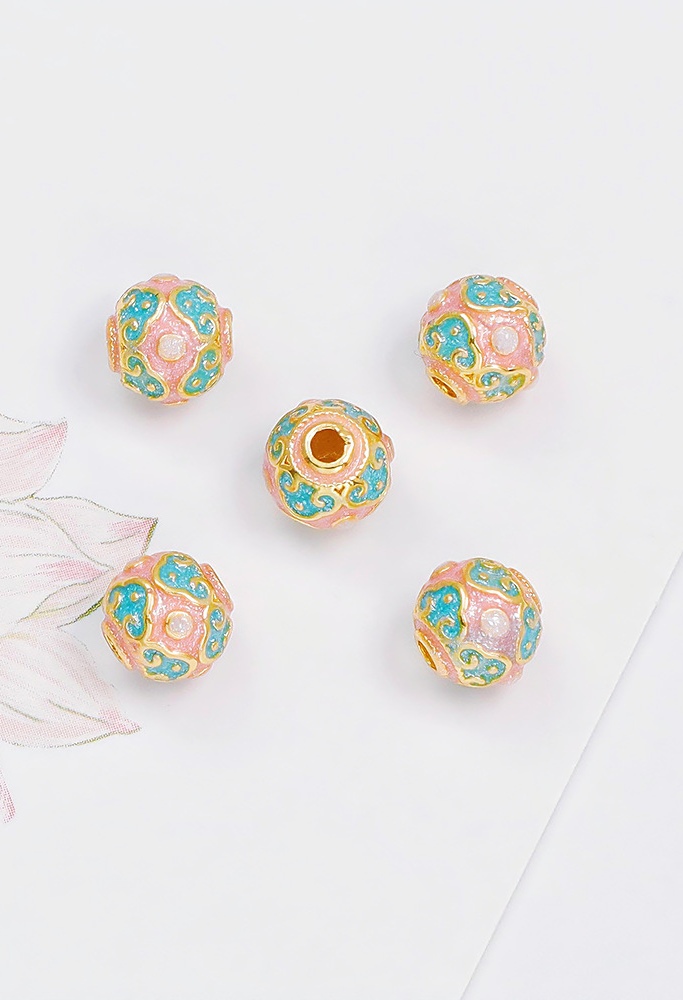 A wide range of carefully selected and versatile fashion accessories and decorative items are essential for creative accessory matching