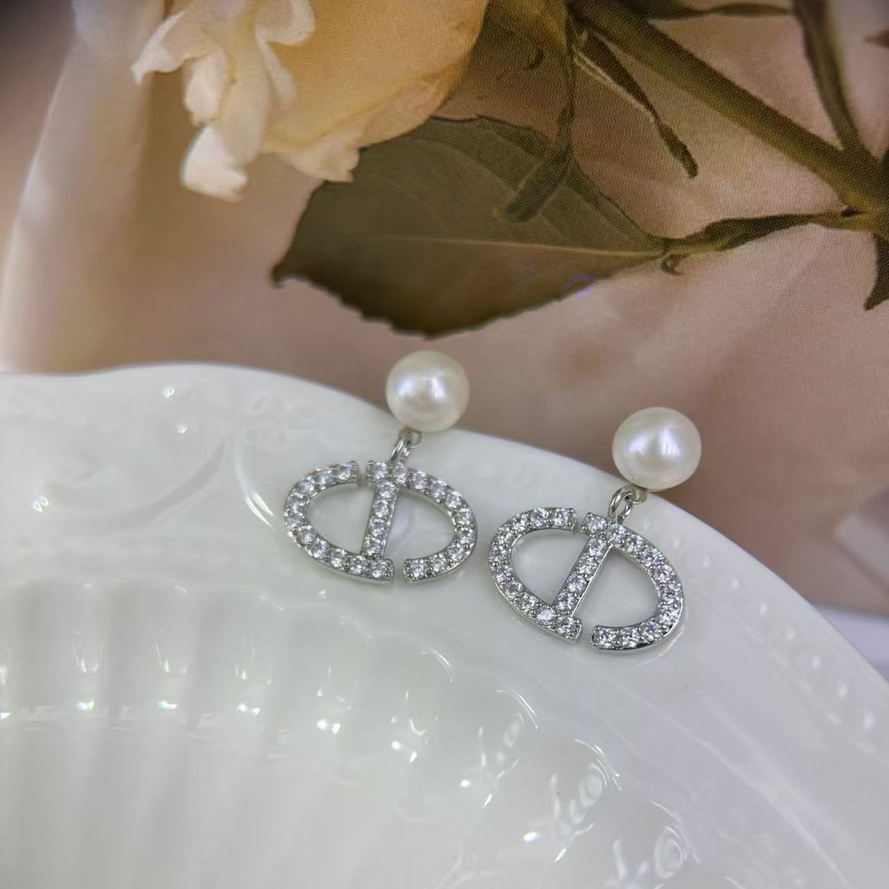 CD Chanel-style jewelry pearl necklace Application Scenario