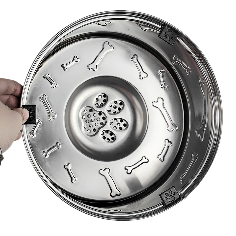 وأوعية مياه للكلاب ذات سعة كبيرة، وليس ذقنها الأسود Item Picture