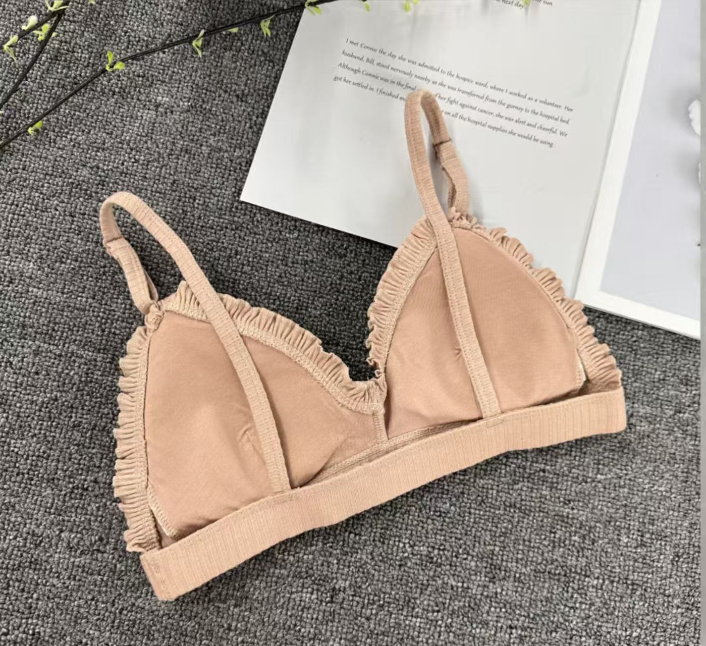 For export to Europe, America and Africa, we offer fashionable and high-quality underwear in solid color bands, with a beautiful back, no seams and no steel rings. This is a women's bra Item Picture
