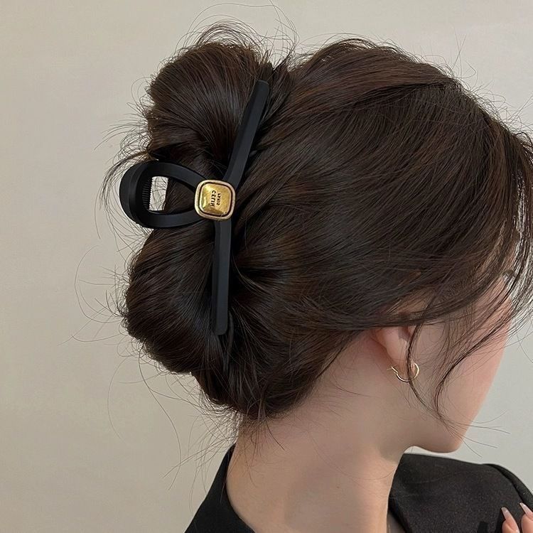 Xiaoxiang style high-end women's back head new hair clip Shark clip simple matte hair clip accessory Xiaoxiang style high-end women's back head new hair clip shark clip simple matte hair clip accessory Xiaoxiang style detail image 10