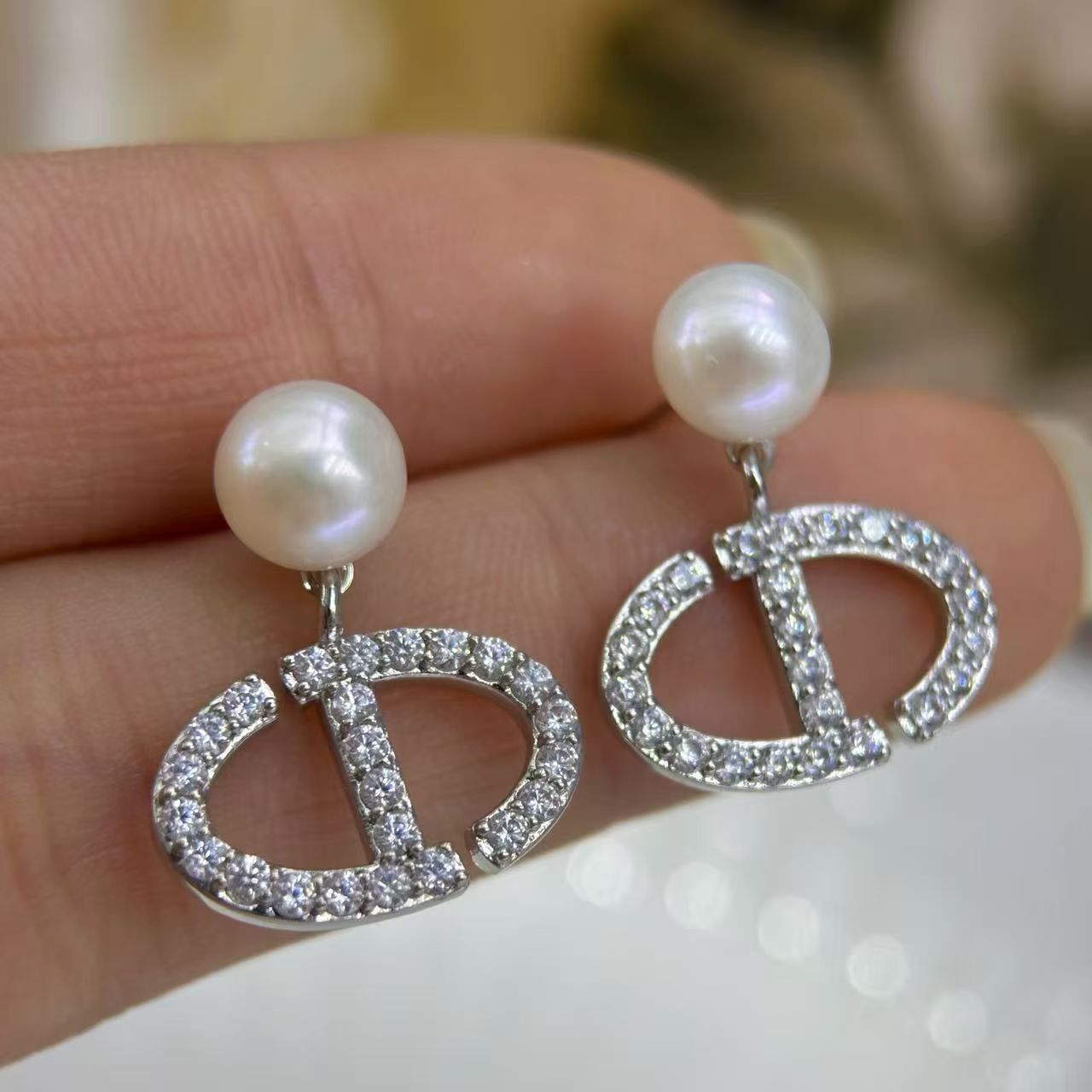 CD Chanel-style jewelry pearl necklace detail image 3