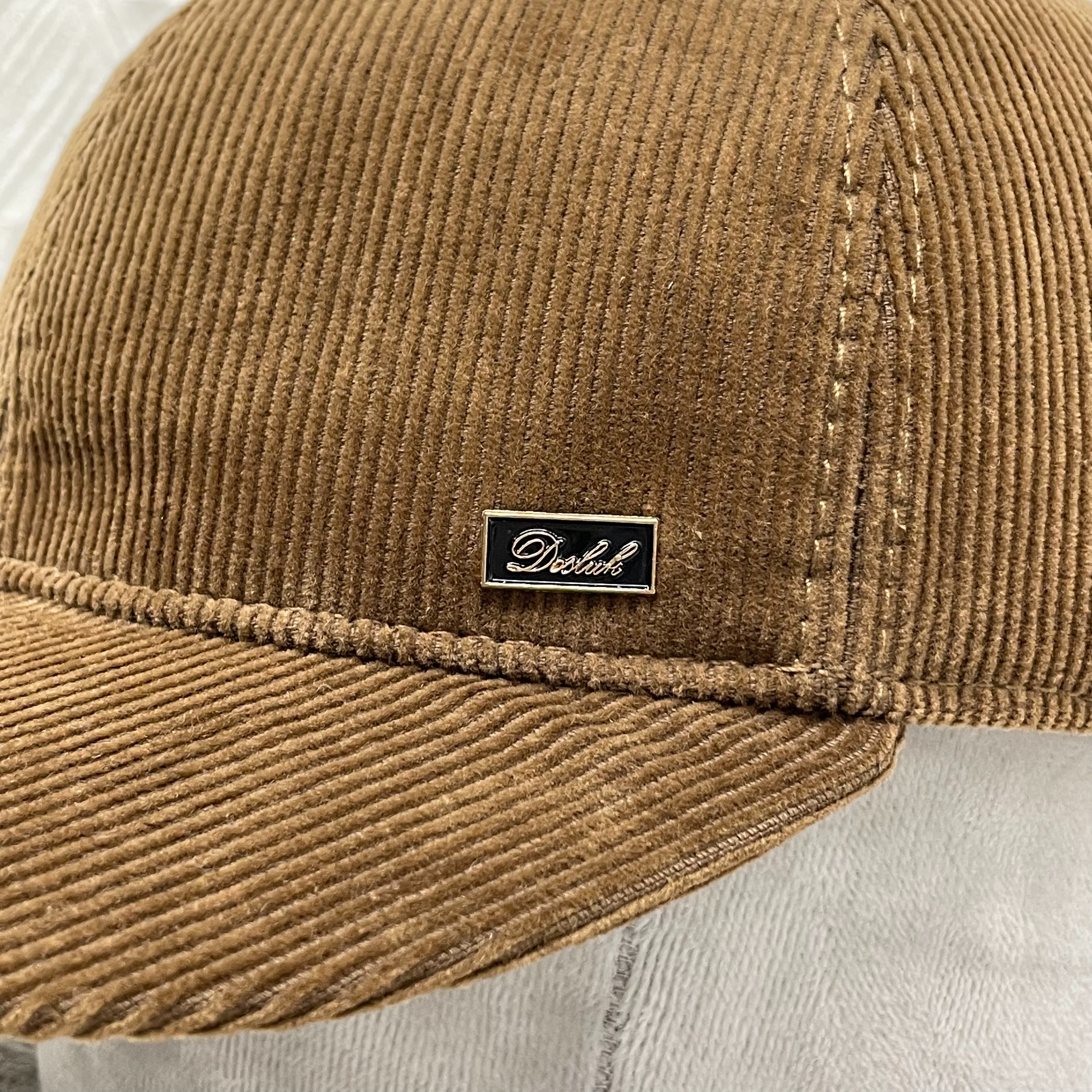 The 25th autumn and winter new warm and cold-proof corduroy baseball cap, outdoor casual windproof simple hat, retro and versatile, slightly curved brim corduroy metal label men's baseball cap, solid color high-quality handcrafted hat, winter thick cold-resistant hat Application Scenario