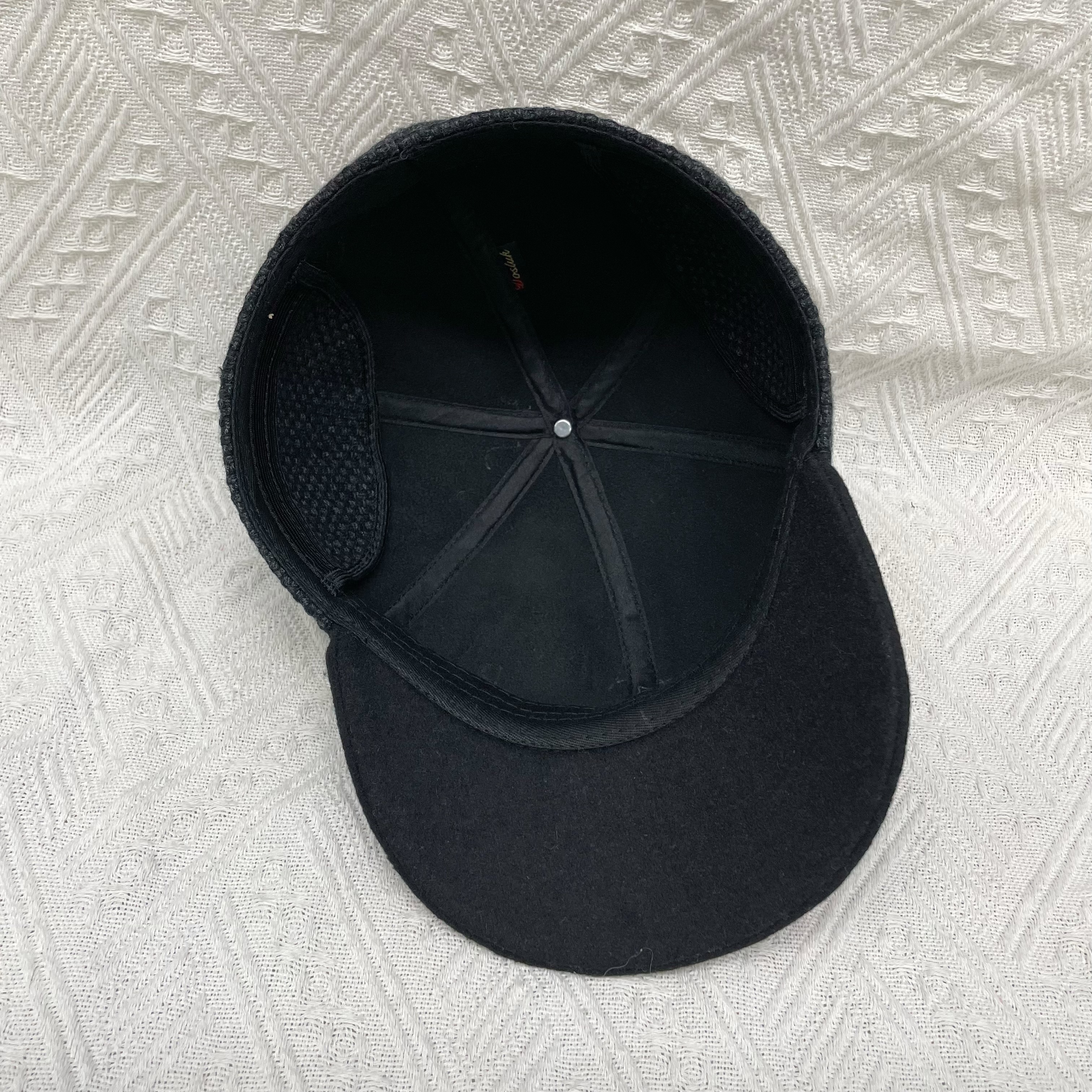 Spring and winter woolen baseball cap with polka dot pattern, versatile retro black thickened cap, unisex, fashionable, casual, warm and versatile, slightly curved brim baseball cap Application Scenario