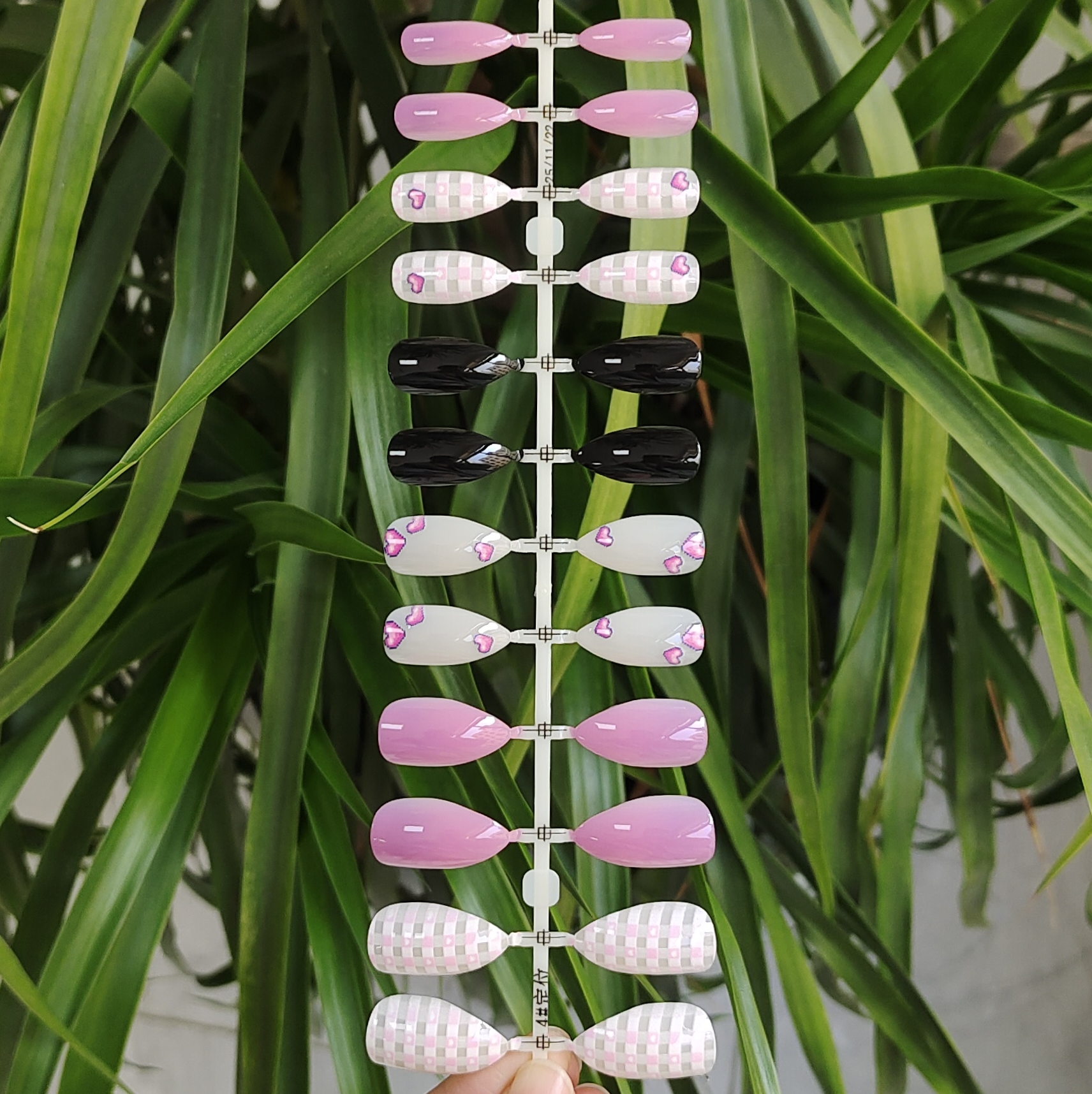 24 PCS PRESS ON NAILS STILETTO SHAPE PRINTING CRAFT WITH LOVE AND CHECKERBOARD PATTERN full figure