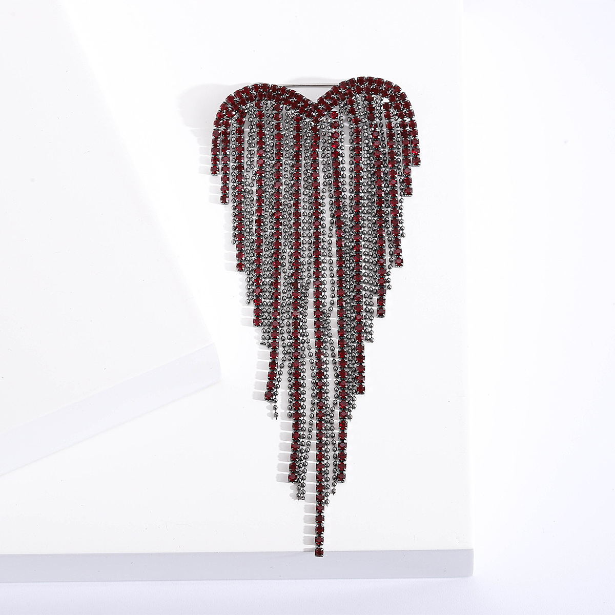 Heart-shaped tassel brooch, high-end women's ins trendy style, white-collar suit collar pin decoration, creative and versatile brooch Application Scenario