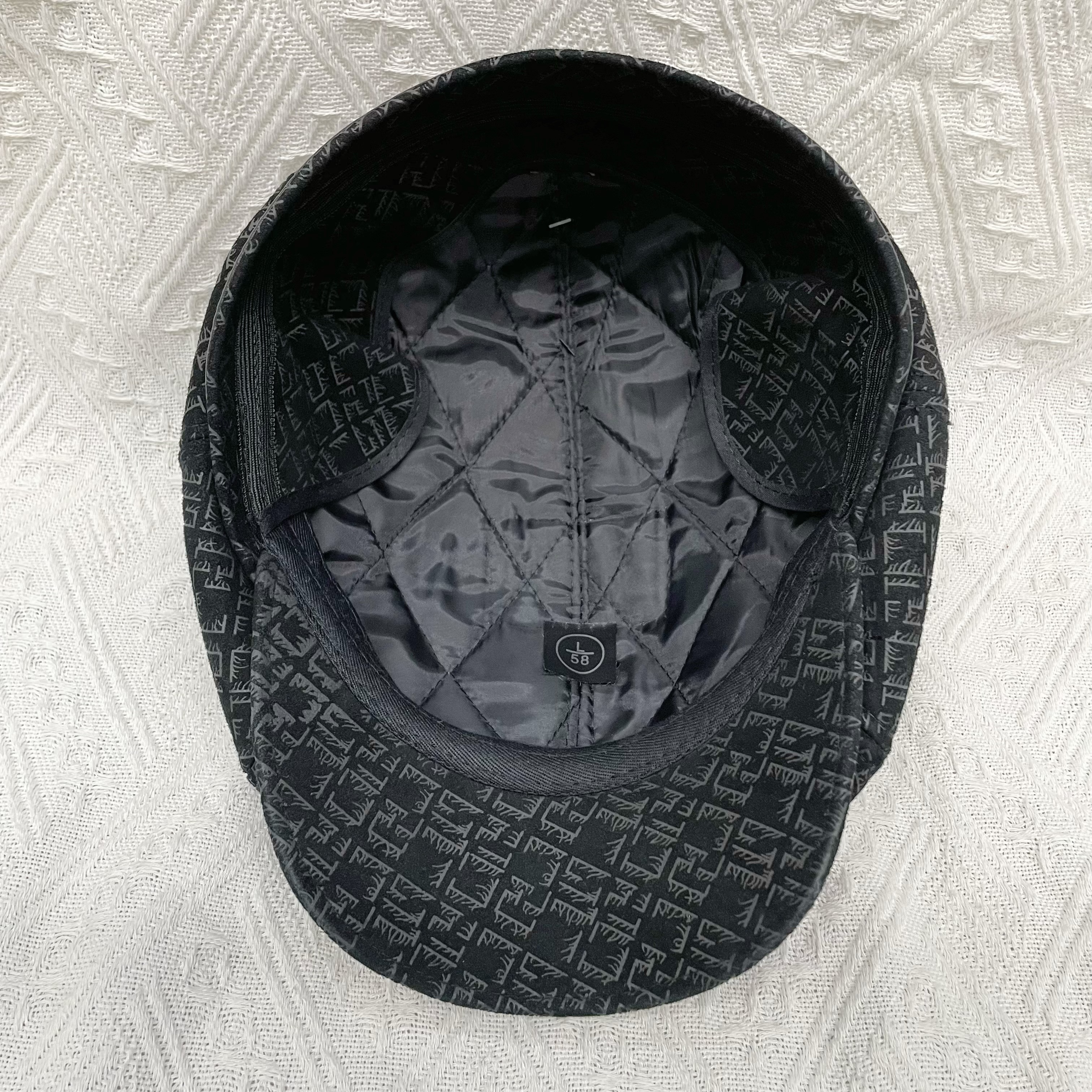 This is a designer's retro black embossed baseball cap made of cowhide. It's a new style of personalized genuine leather for autumn and winter. The leather is in a solid color and is versatile, fashionable, artistic, warm and windproof. It's a large-head cap Specification drawing
