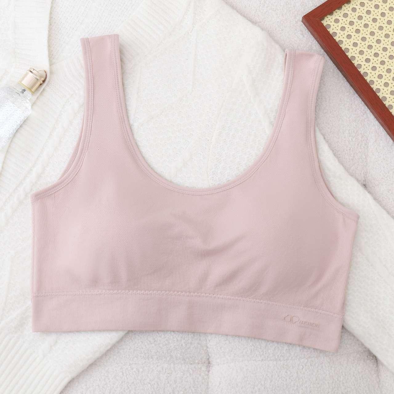 Enlarge and widen the beautiful back bra and gather the bra undefined