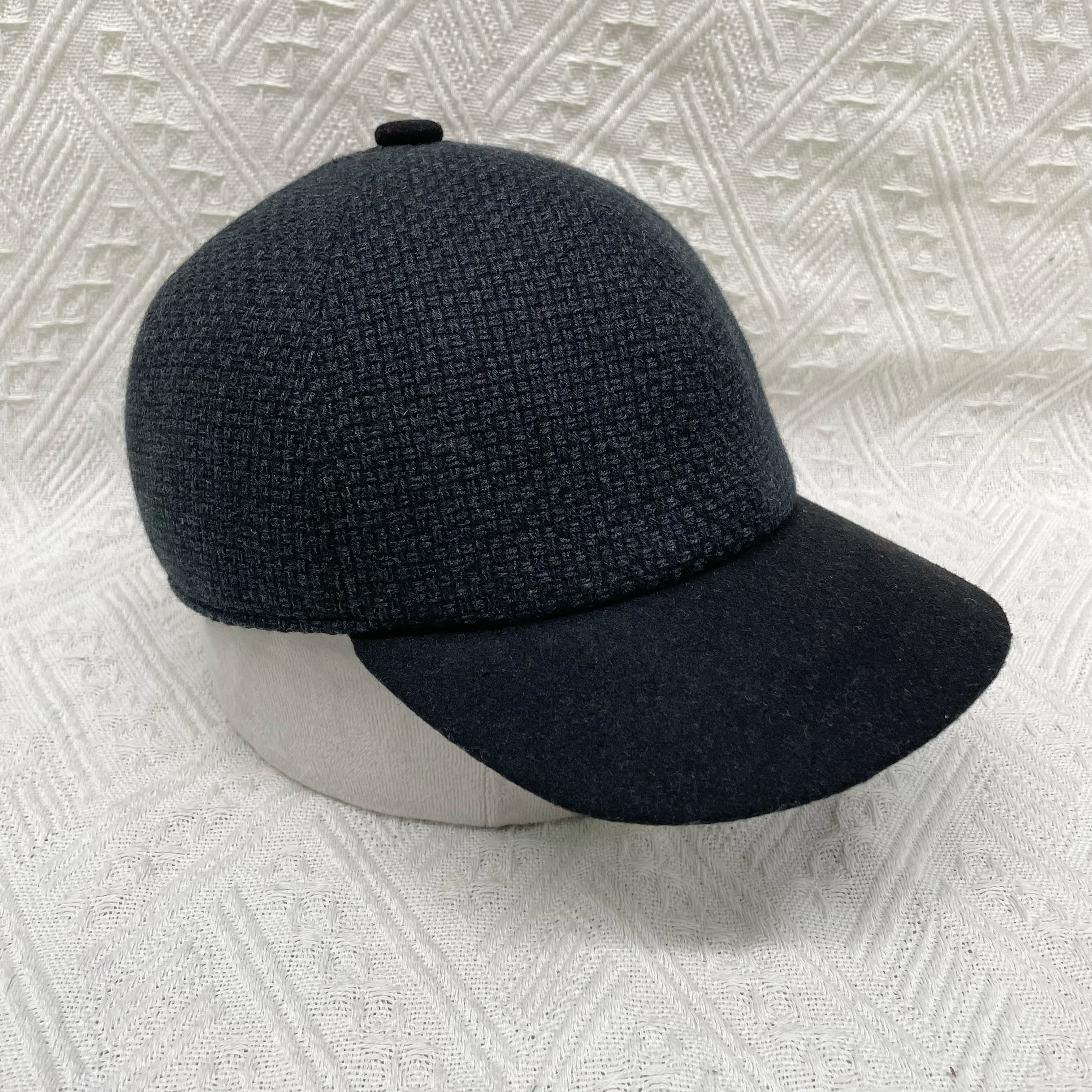 Spring and winter woolen baseball cap with polka dot pattern, versatile retro black thickened cap, unisex, fashionable, casual, warm and versatile, slightly curved brim baseball cap details Picture