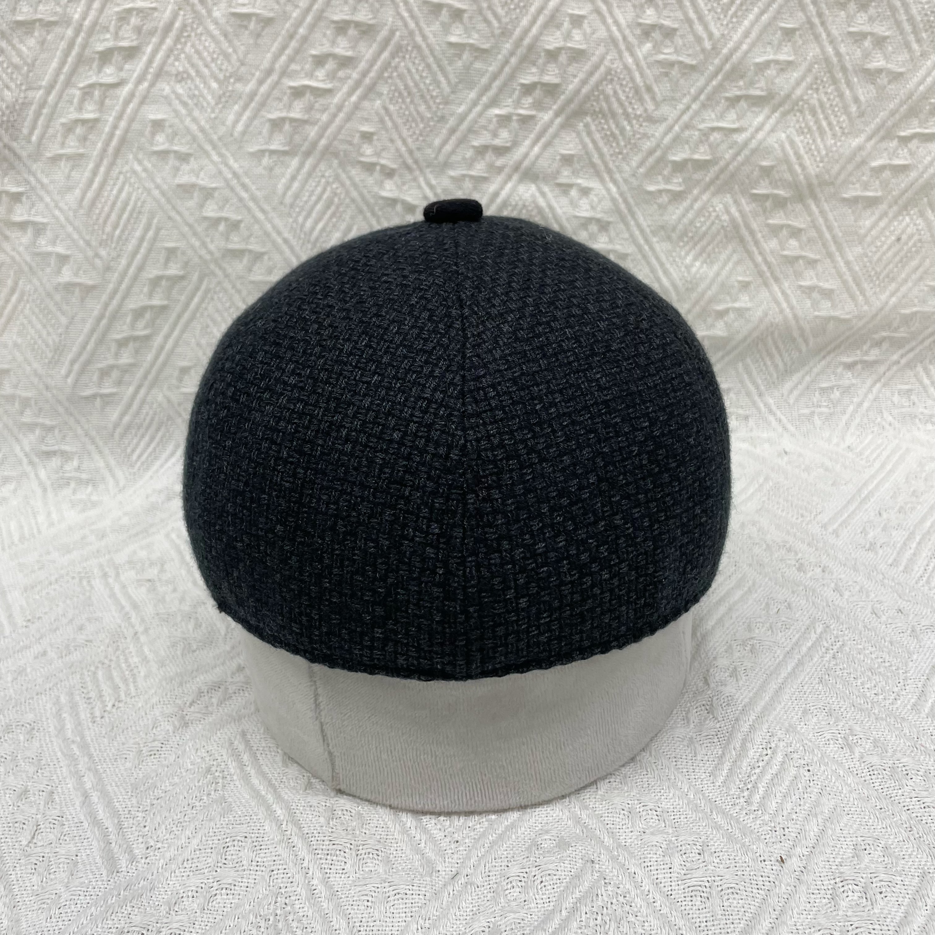Spring and winter woolen baseball cap with polka dot pattern, versatile retro black thickened cap, unisex, fashionable, casual, warm and versatile, slightly curved brim baseball cap Item Picture