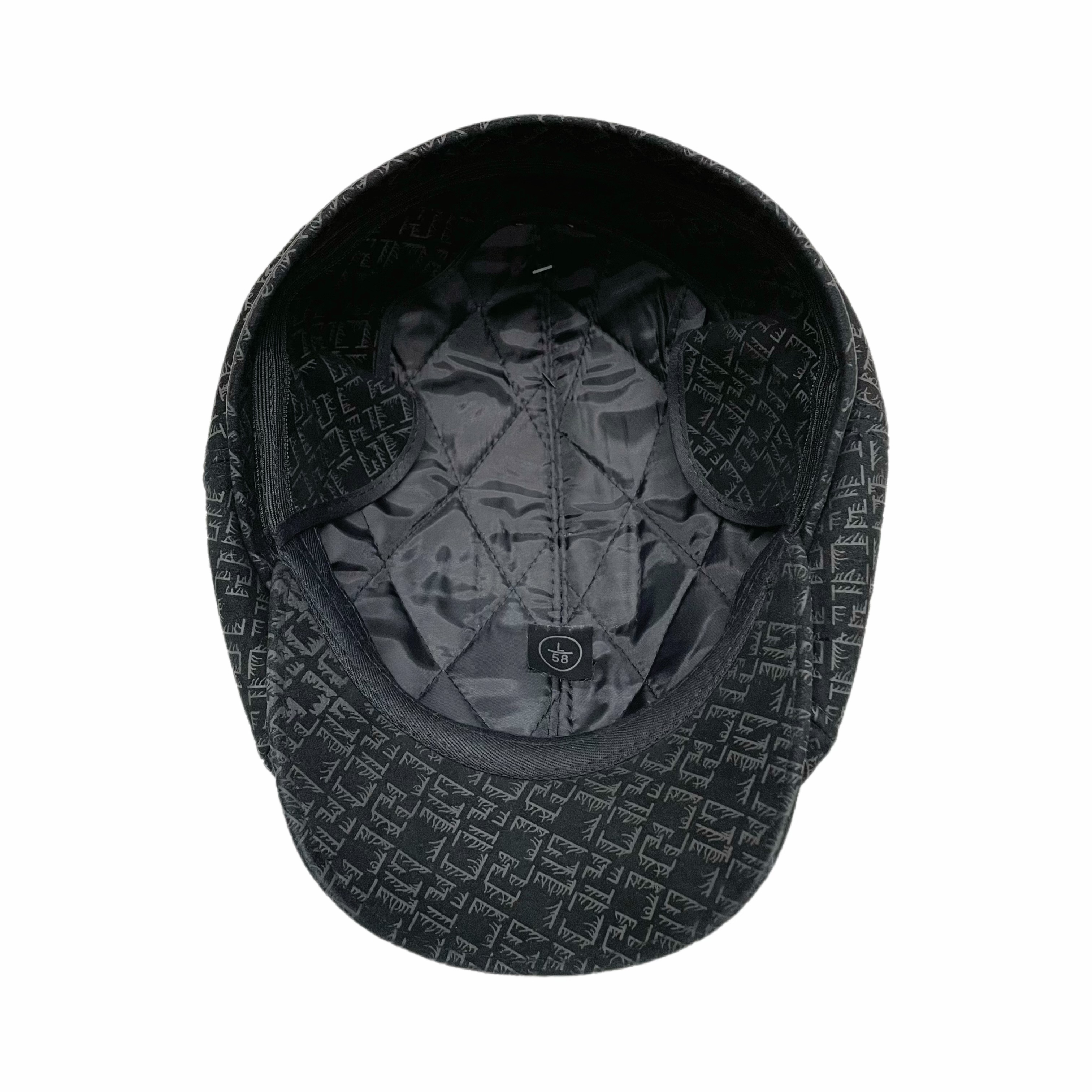 This is a designer's retro black embossed baseball cap made of cowhide. It's a new style of personalized genuine leather for autumn and winter. The leather is in a solid color and is versatile, fashionable, artistic, warm and windproof. It's a large-head cap details Picture