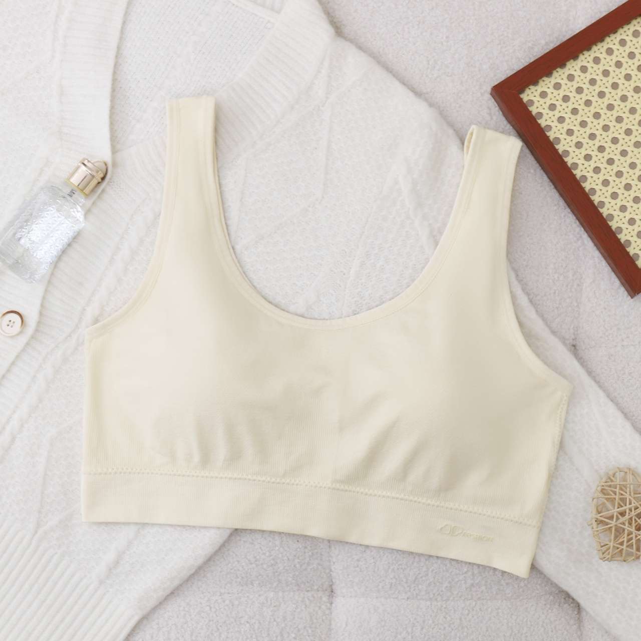 Enlarge and widen the beautiful back bra and gather the bra undefined