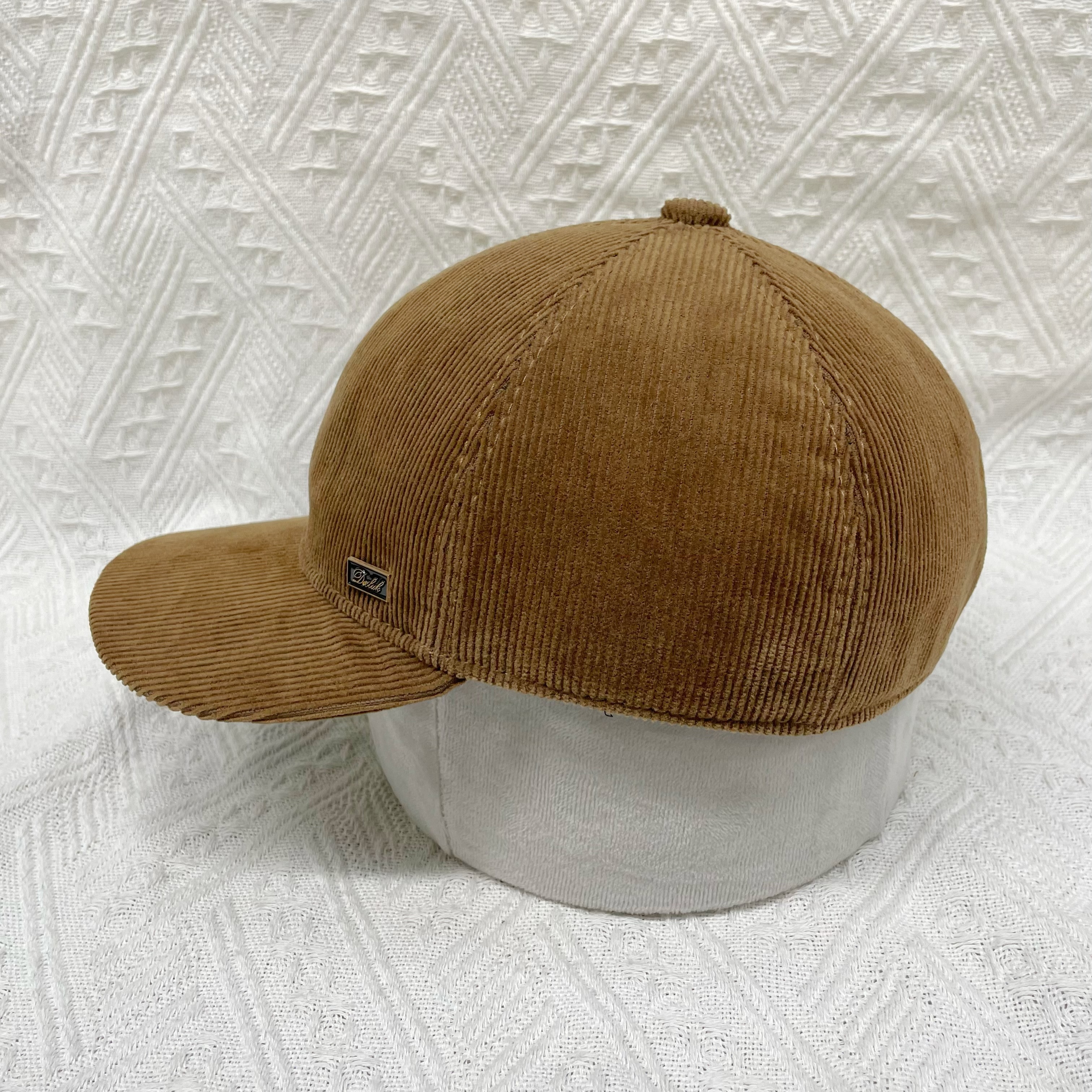 The 25th autumn and winter new warm and cold-proof corduroy baseball cap, outdoor casual windproof simple hat, retro and versatile, slightly curved brim corduroy metal label men's baseball cap, solid color high-quality handcrafted hat, winter thick cold-resistant hat details Picture