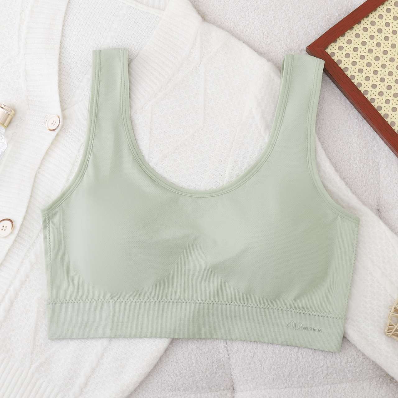 Enlarge and widen the beautiful back bra and gather the bra undefined