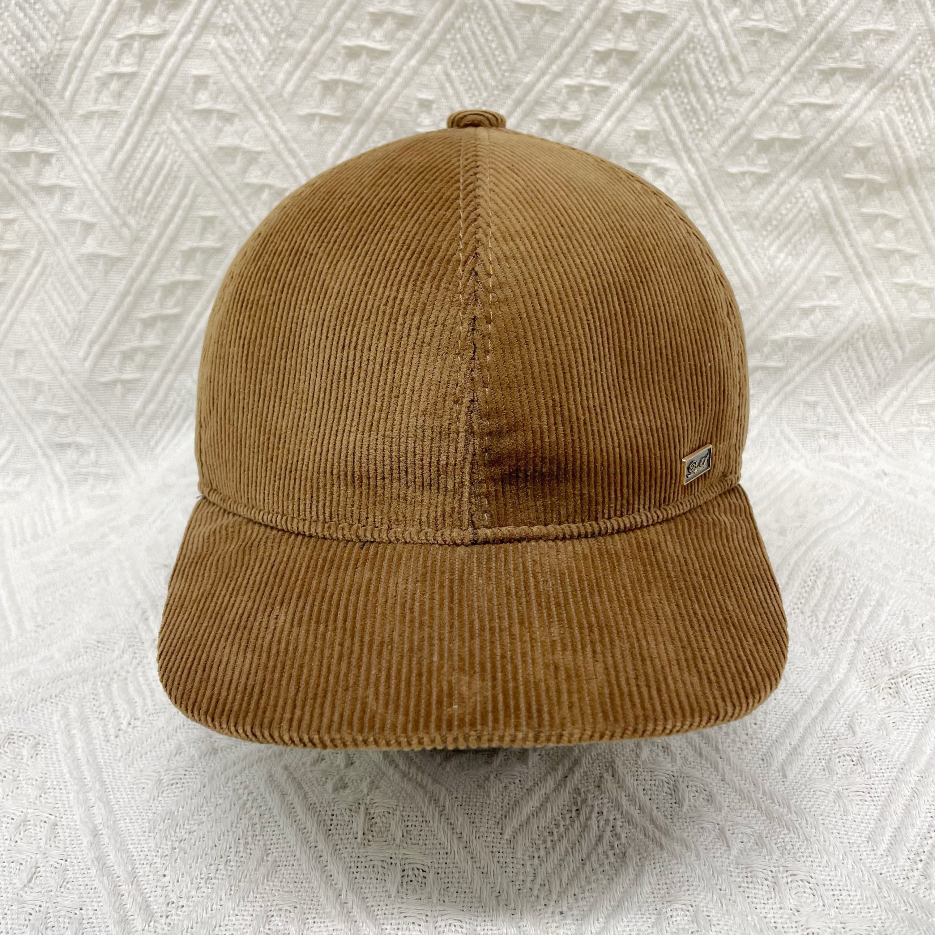 The 25th autumn and winter new warm and cold-proof corduroy baseball cap, outdoor casual windproof simple hat, retro and versatile, slightly curved brim corduroy metal label men's baseball cap, solid color high-quality handcrafted hat, winter thick cold-resistant hat Item Picture