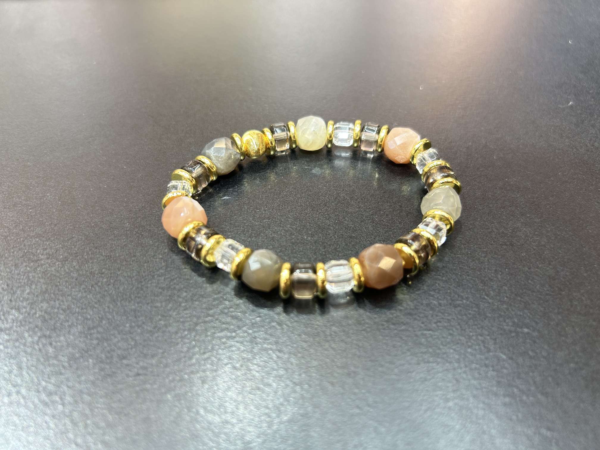 珠宝这款手串以黄调晶石为主，搭配彩发晶、红纹石类圆珠与切面水晶隔珠，金饰点缀其间，色彩暖润层次丰富，风格复古又不失精致。细节图
