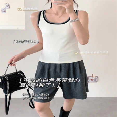 A fashionable and warm vest is a bestseller for women. It can be paired with a soft and comfortable close-fitting base layer