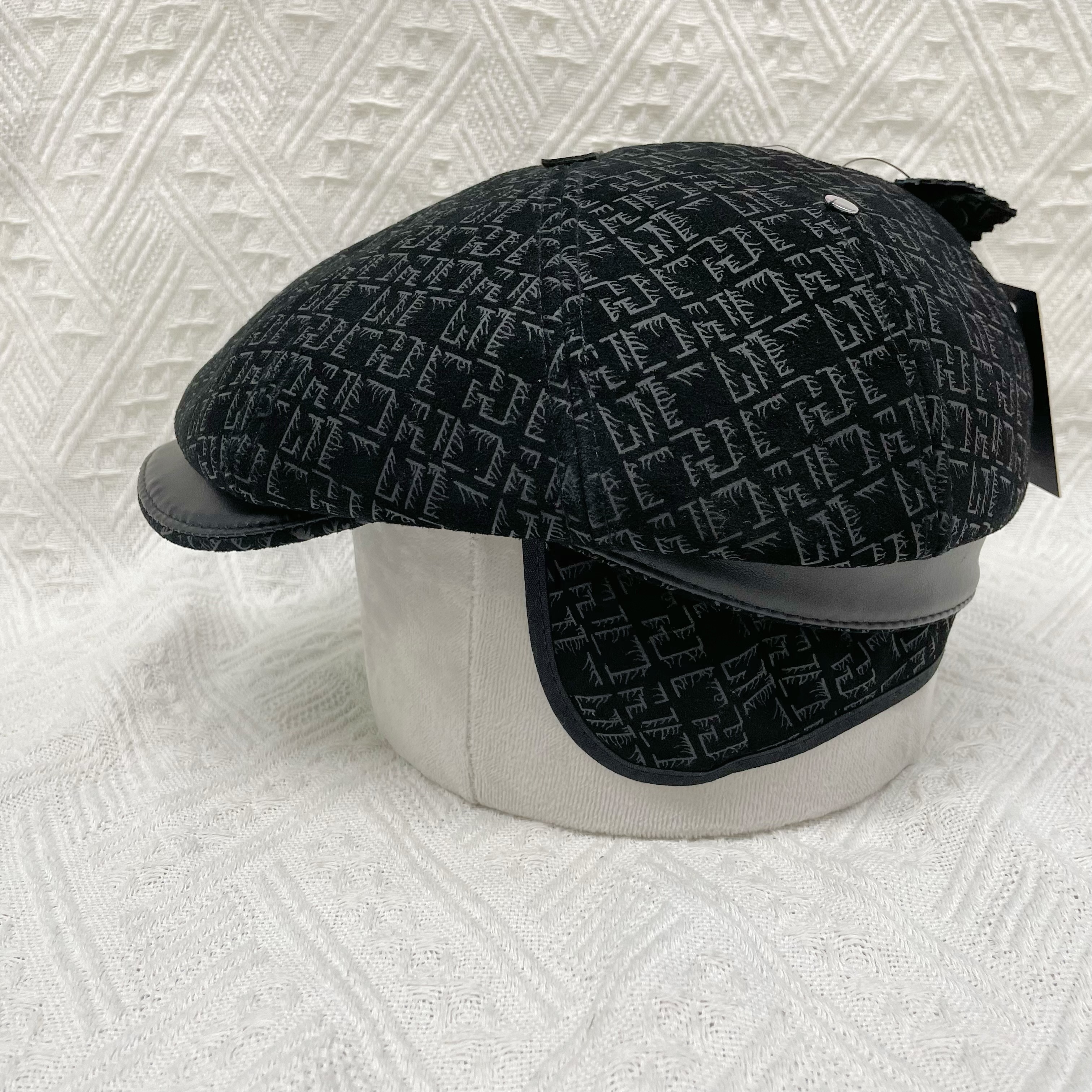 This is a designer's retro black embossed baseball cap made of cowhide. It's a new style of personalized genuine leather for autumn and winter. The leather is in a solid color and is versatile, fashionable, artistic, warm and windproof. It's a large-head cap Application Scenario