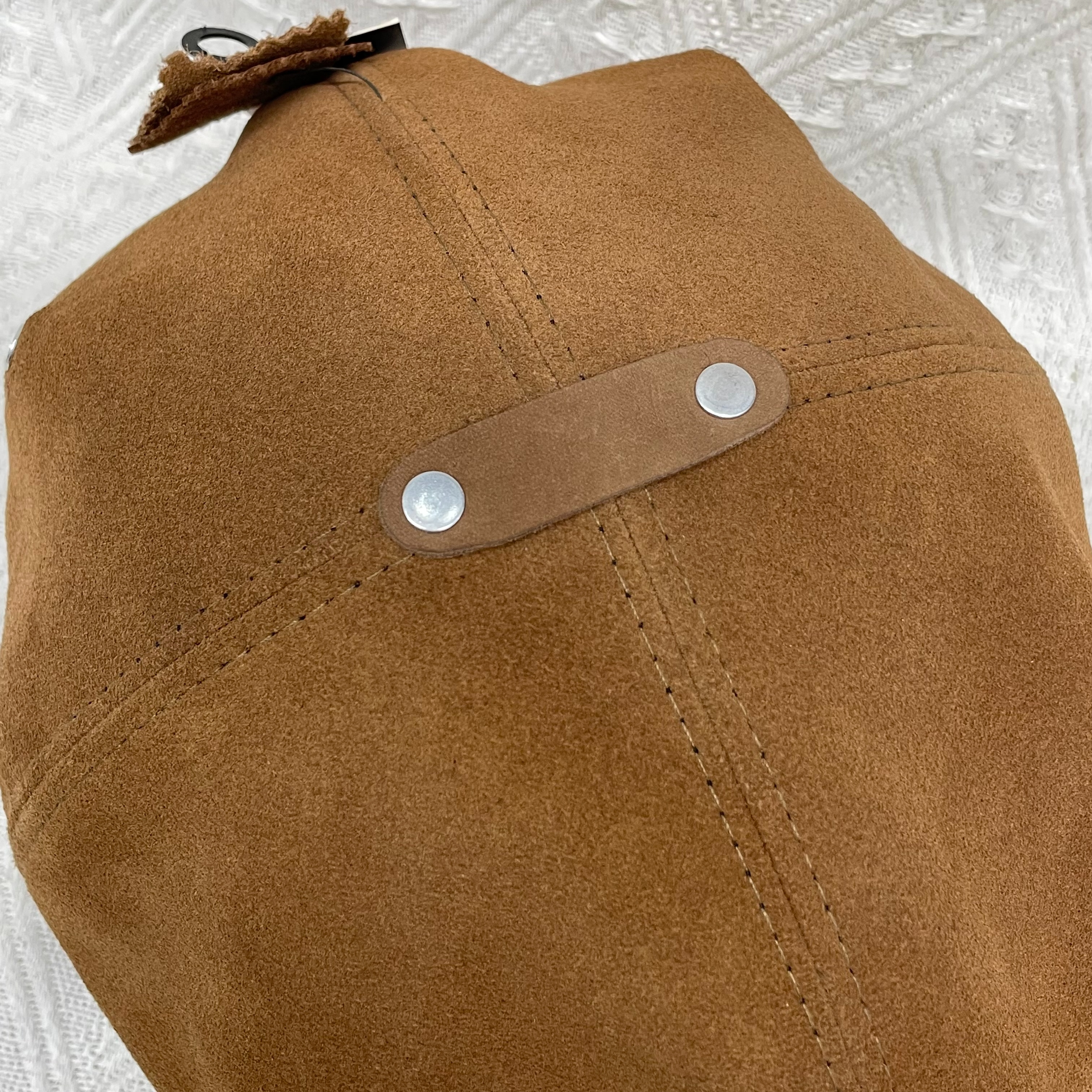 Designer's retro and simple cowhide baseball cap for autumn and winter, personalized genuine leather in Maillard color series, new forward cap, new khaki leather solid color, versatile, fashionable and artistic headwear cap Application Scenario