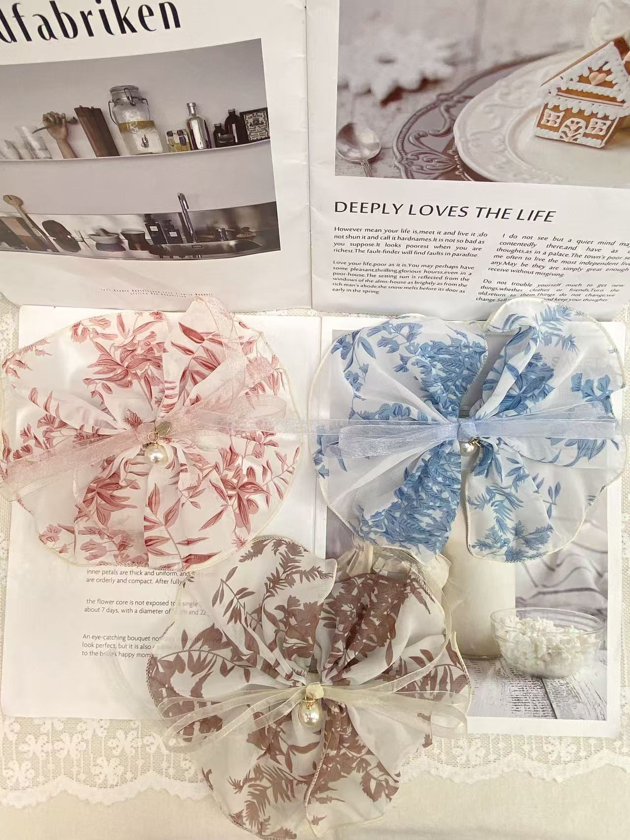 碎花发饰搭配蝴蝶结飘带 优雅绽放复古风情