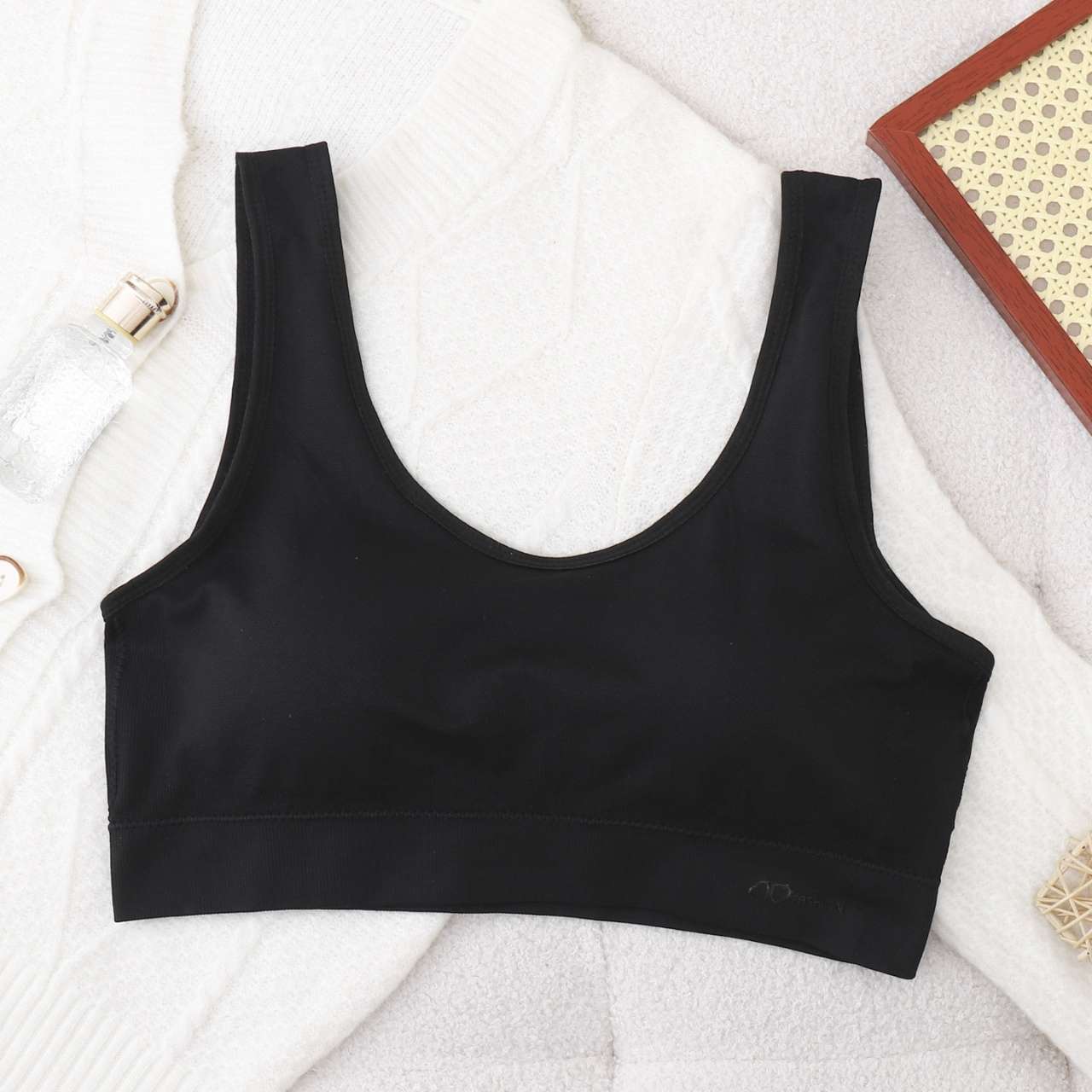 Enlarge and widen the beautiful back bra and gather the bra undefined