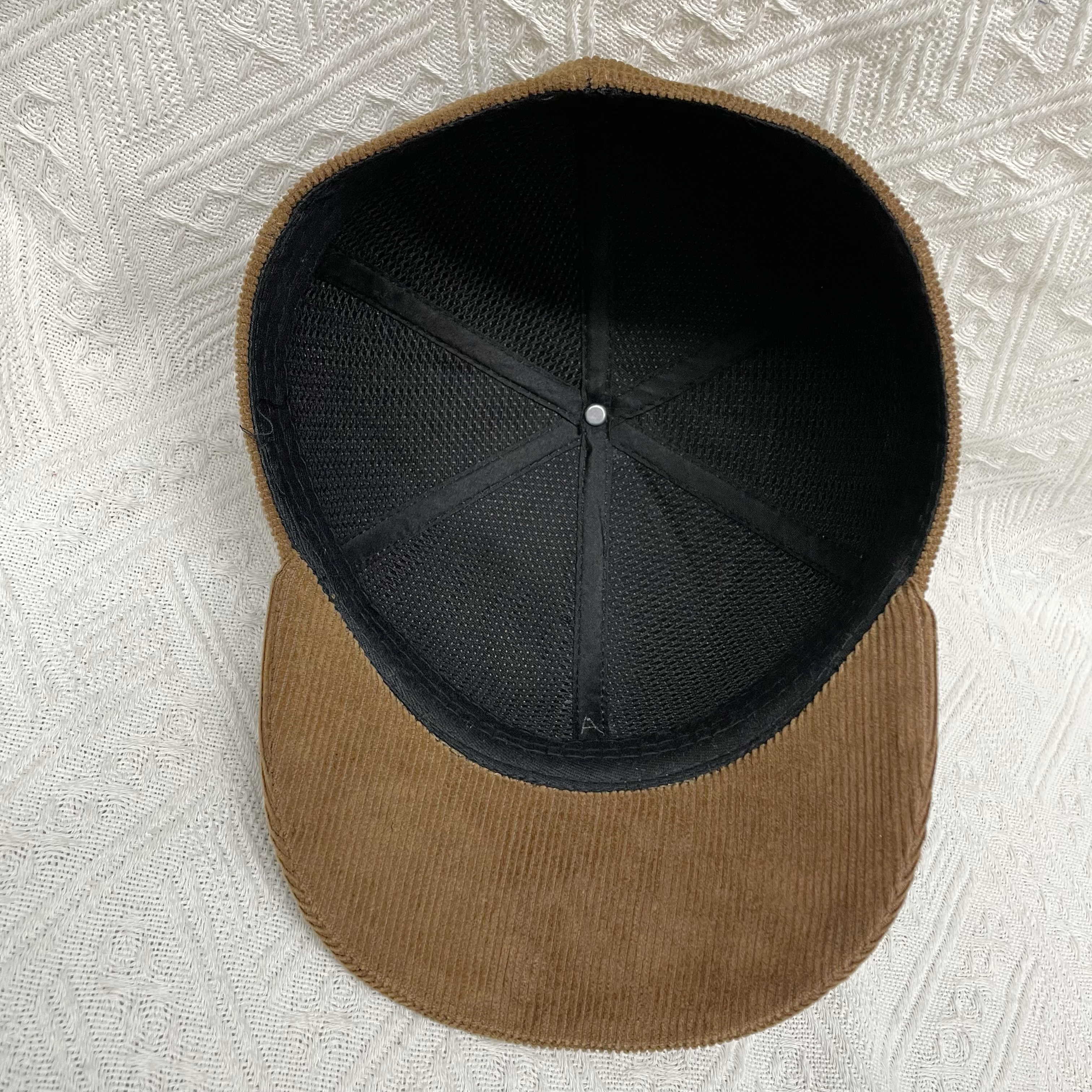 The 25th autumn and winter new warm and cold-proof corduroy baseball cap, outdoor casual windproof simple hat, retro and versatile, slightly curved brim corduroy metal label men's baseball cap, solid color high-quality handcrafted hat, winter thick cold-resistant hat Specification drawing