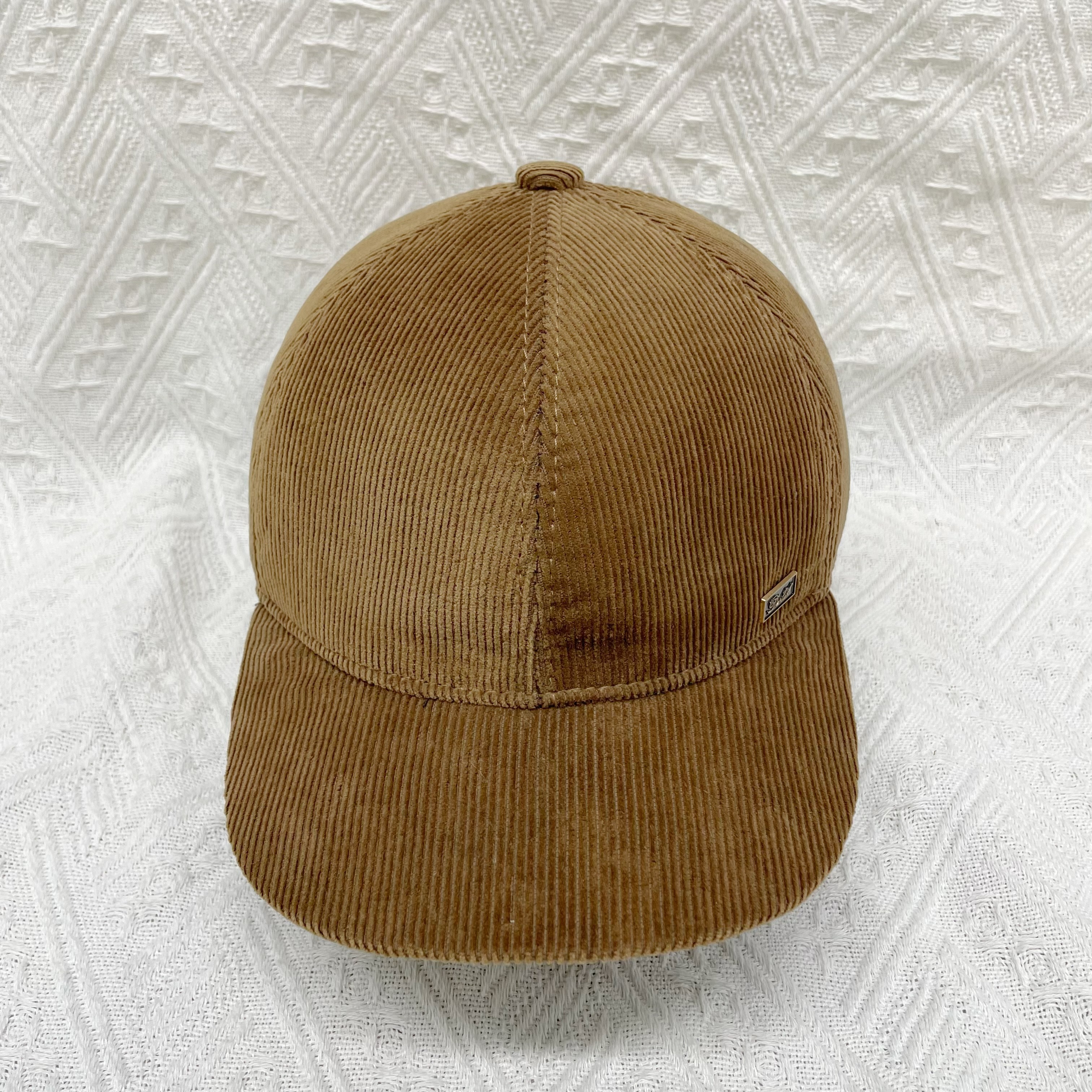 The 25th autumn and winter new warm and cold-proof corduroy baseball cap, outdoor casual windproof simple hat, retro and versatile, slightly curved brim corduroy metal label men's baseball cap, solid color high-quality handcrafted hat, winter thick cold-resistant hat full figure