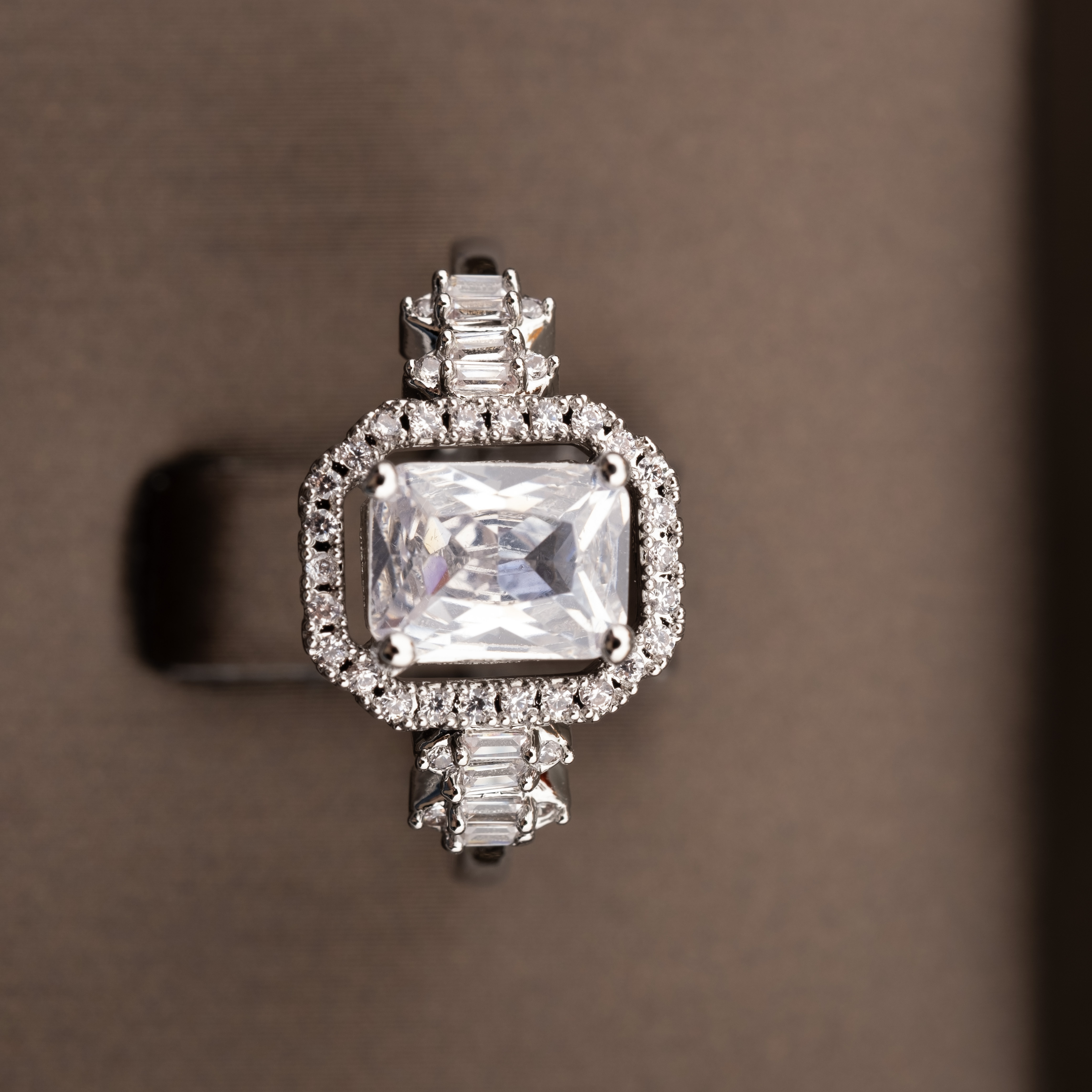 A luxurious and elegant cubic zirconia double-layered jewelry set is suitable for ladies to wear at their weddings Application Scenario