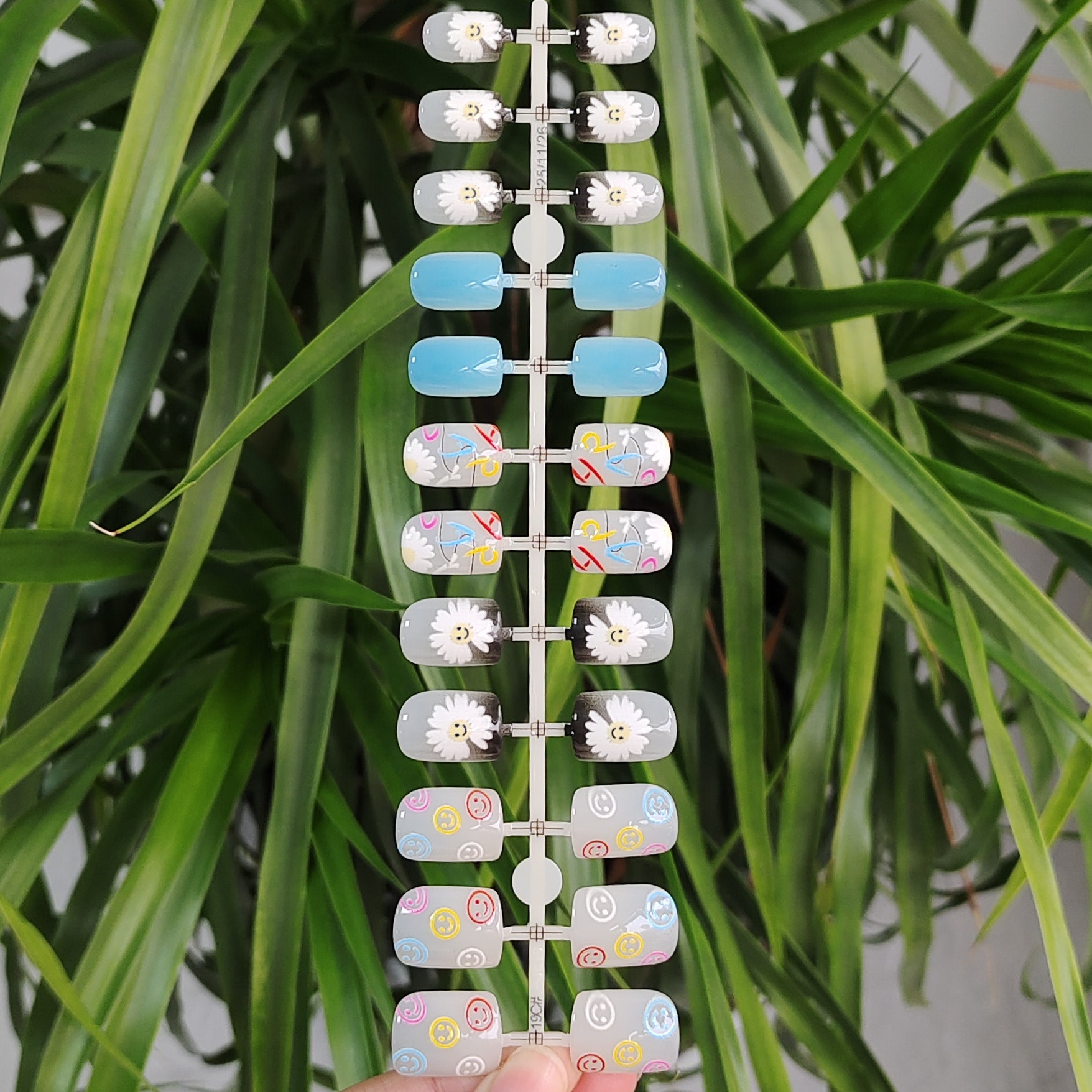24 PCS PRESS ON NAIL TIPS SHORT SQUARE SHAPE PRINTING CRAFT WITH SMILING FACE PATTERN full figure