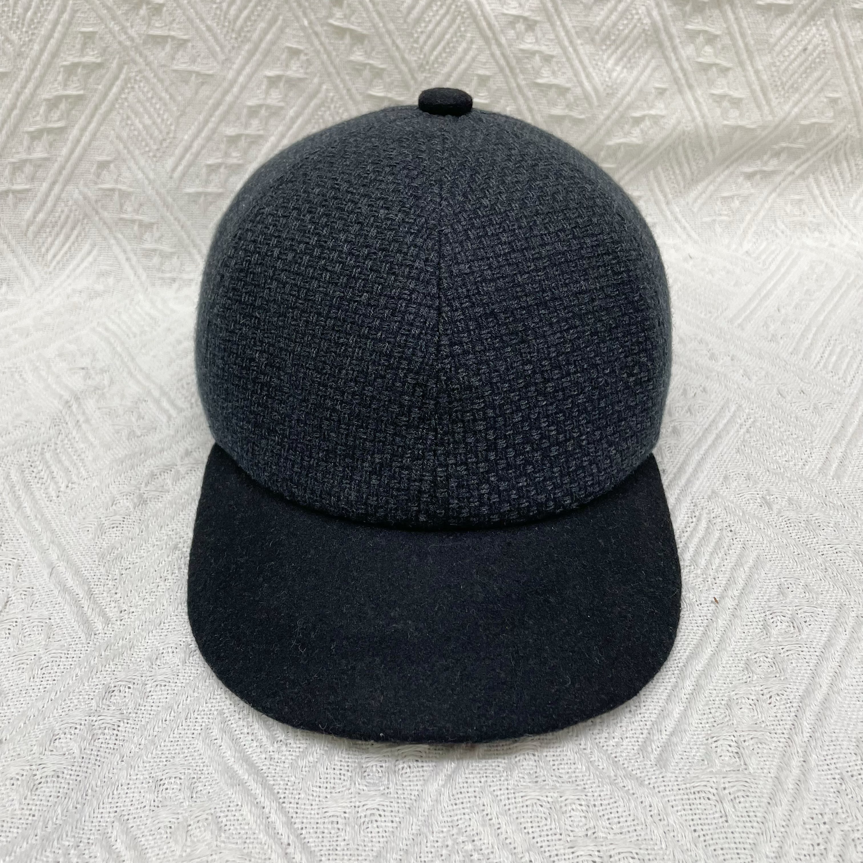 Spring and winter woolen baseball cap with polka dot pattern, versatile retro black thickened cap, unisex, fashionable, casual, warm and versatile, slightly curved brim baseball cap full figure