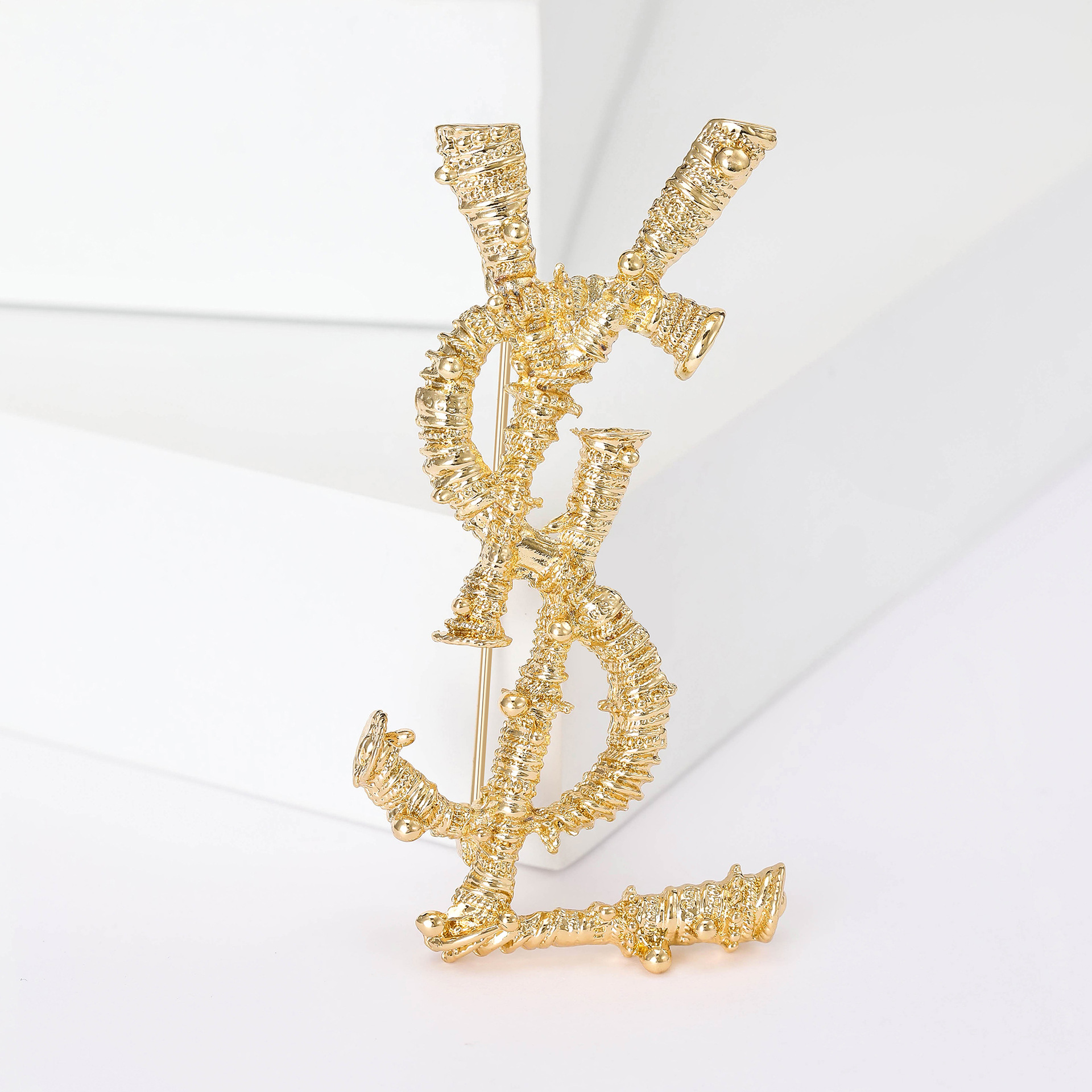 Retro European and American creative alloy letter brooch, high-end and elegant, simple dress, suit collar pin, personalized brooch Application Scenario