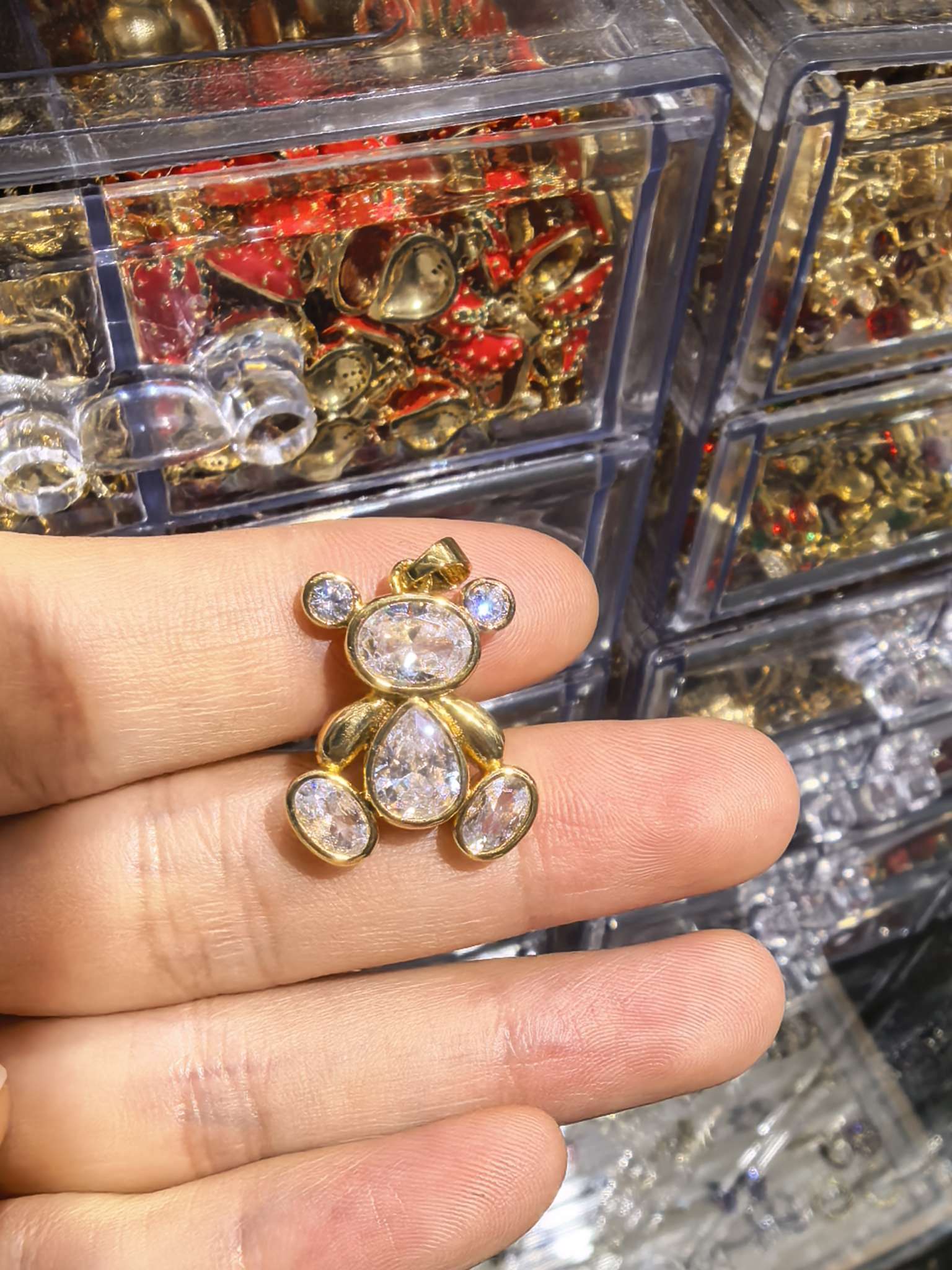 A wide range of fashionable accessories and accessories are carefully selected. There are various personalized decorative accessories with rich styles and versatile combinations. Trendy accessories and accessories are carefully selected