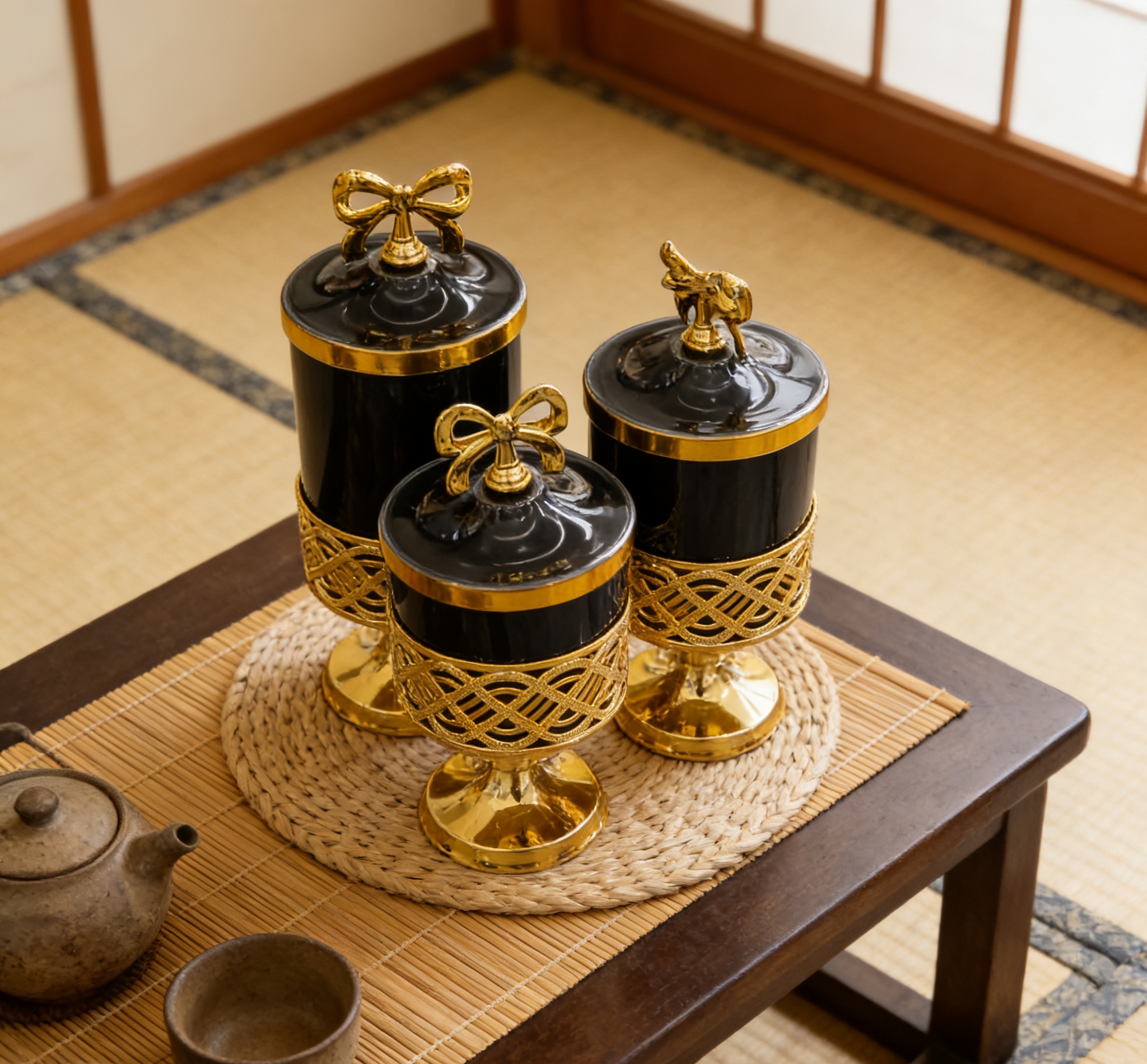 European-style light luxury high-legged fruit box, living room desktop decoration storage jar, court-style black gold fruit box three-piece set, living room coffee table decoration storage jar Application Scenario