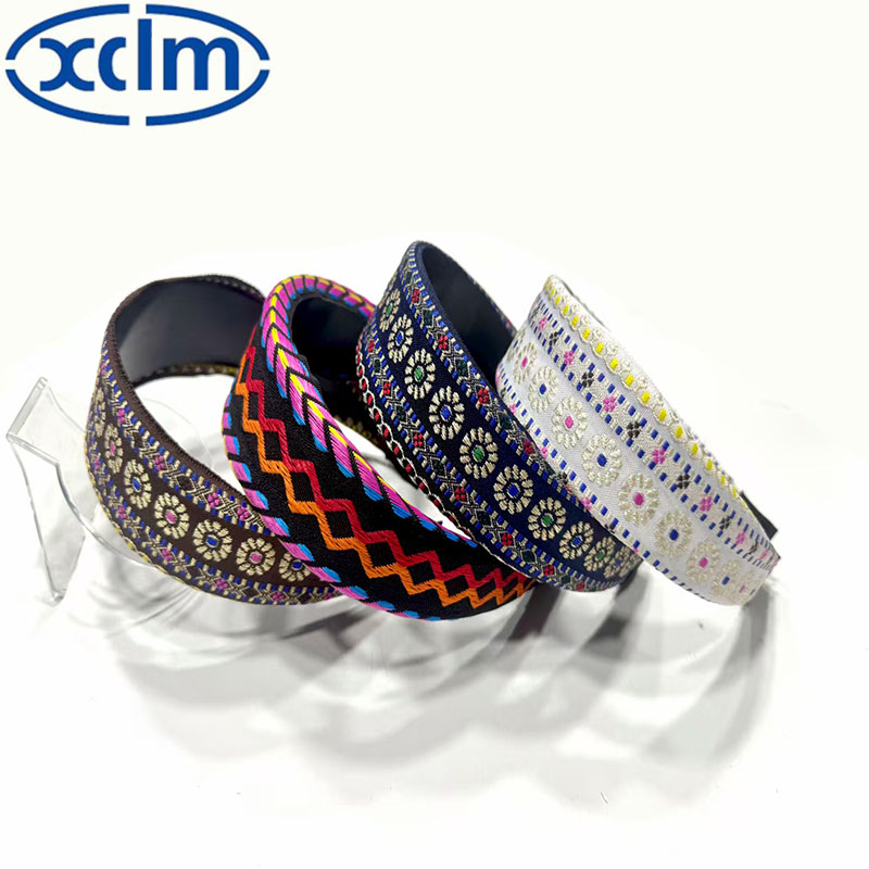 Retro hair clips, wide-edge hair bands, embroidered ethnic floral hair clips, facial wash headbands, new hair accessories, wider and more exquisite Application Scenario