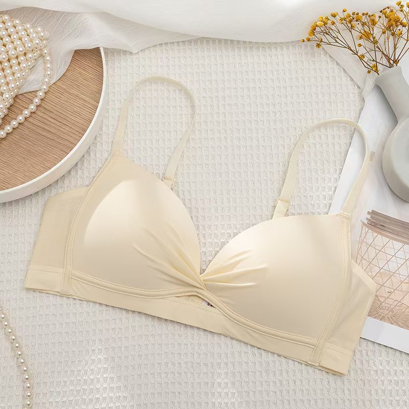 For export to Europe, America and Africa, we have a new type of women's seamless bra, cut-out thin underwear, and anti-sagging bra in stock Application Scenario