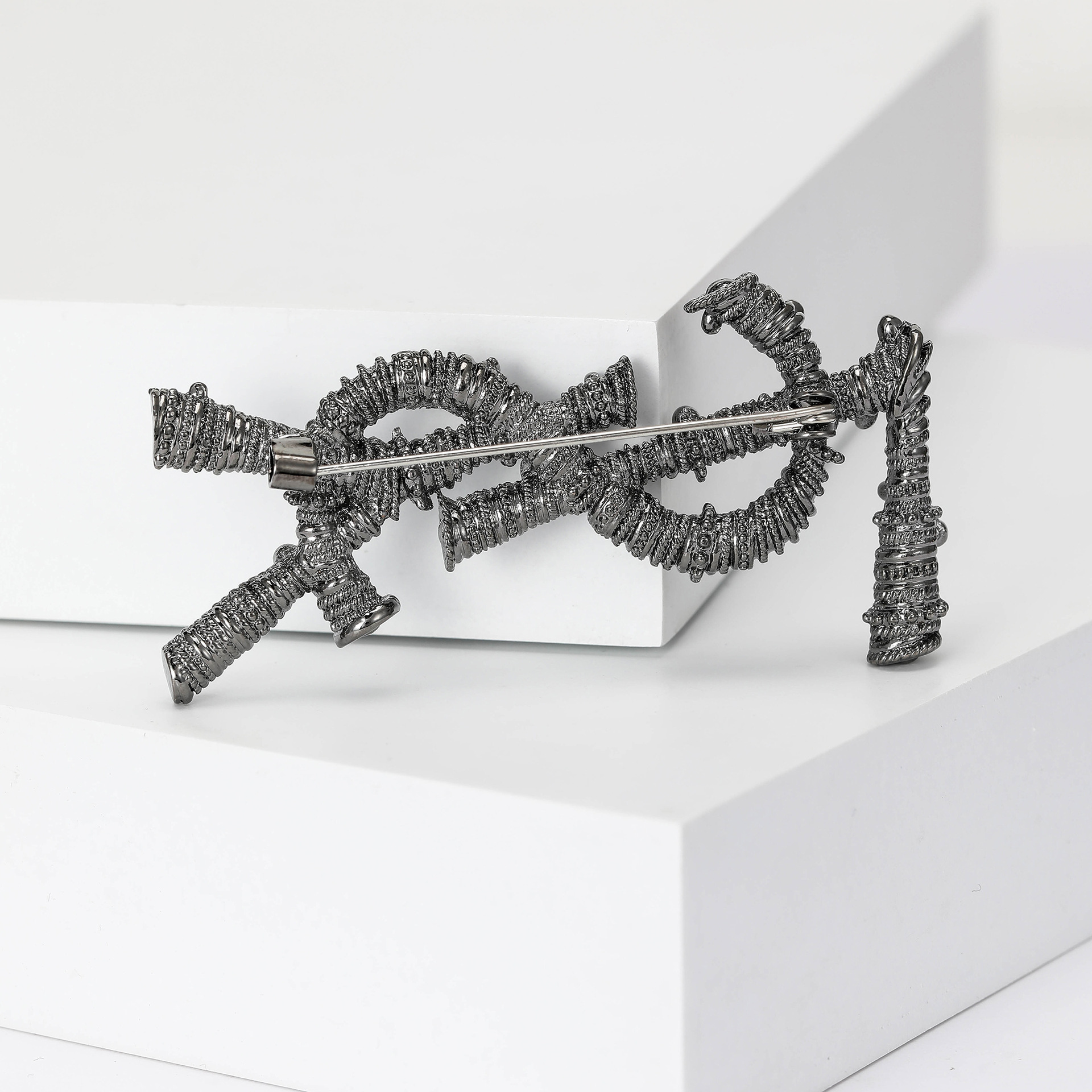 Retro European and American creative alloy letter brooch, high-end and elegant, simple dress, suit collar pin, personalized brooch Item Picture