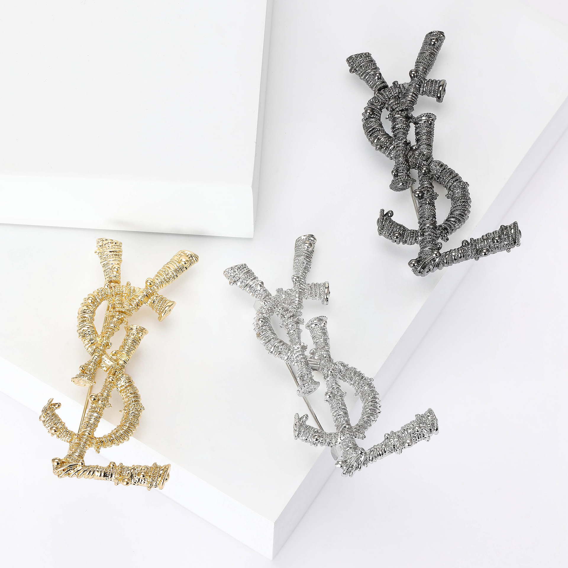 复古欧美创意合金字母胸针 高档气质简约礼服西装领针个性胸花