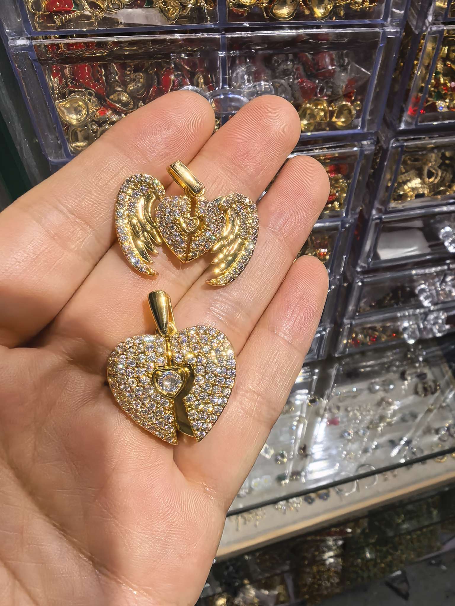 A wide range of fashionable accessories and ornaments are carefully selected for personalized matching. There are various choices and rich styles suitable for all kinds of styles