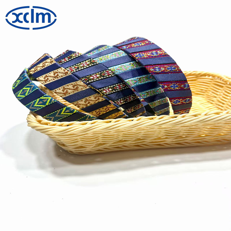 A new high-end pleated headband for women with wide edges and no pressure on hair, featuring French retro style. It is a two-piece ethnic hair clip and hair accessory details Picture