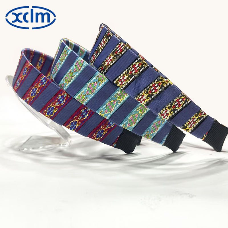 A new high-end pleated headband for women with wide edges and no pressure on hair, featuring French retro style. It is a two-piece ethnic hair clip and hair accessory