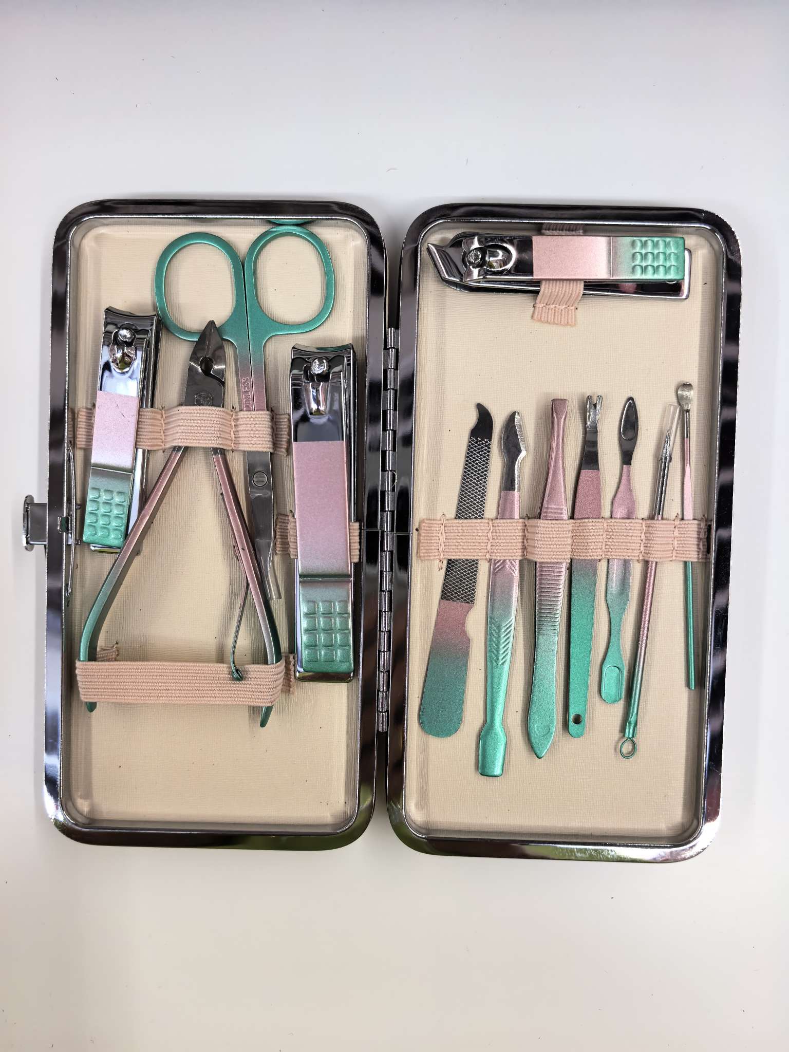 Nail clippers, nail cutters, dead skin clippers, beauty scissors, eyebrow clippers, files, acne needles, nail and eyebrow trimming tool sets Application Scenario