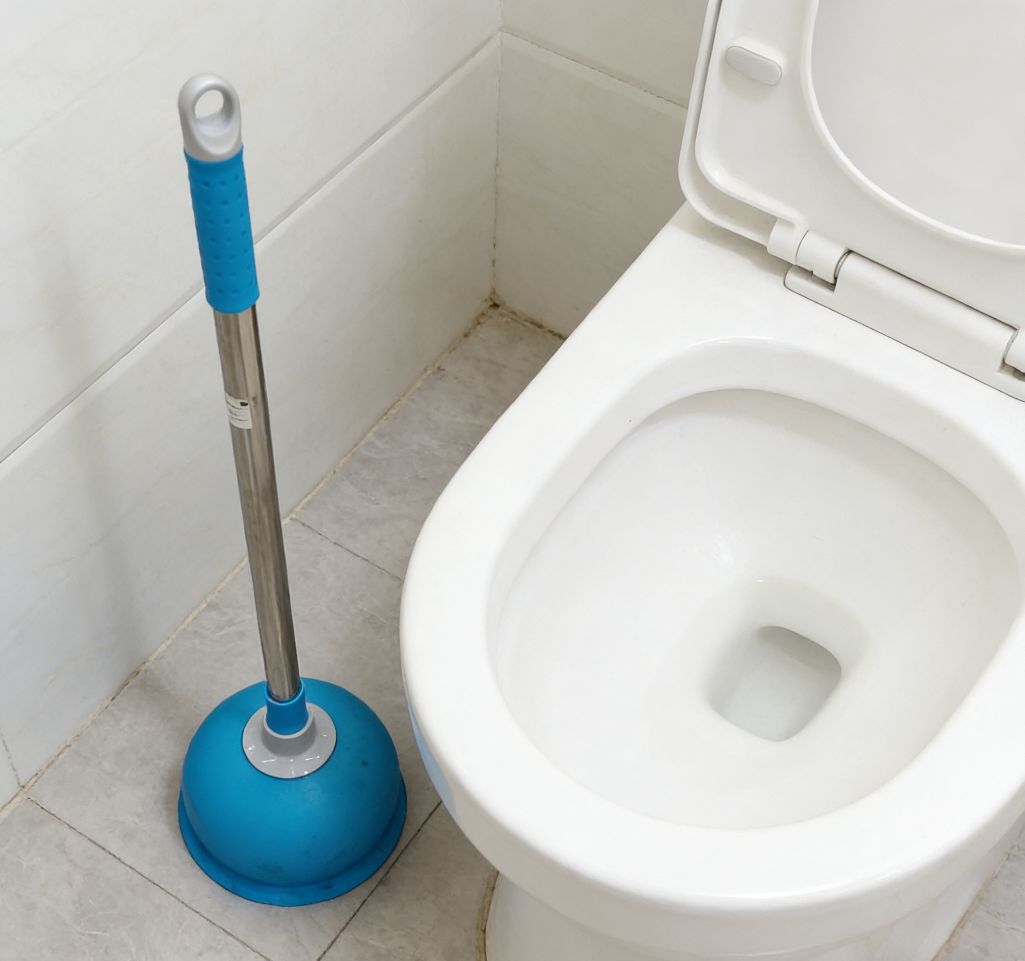 Powerful toilet unclogging tool with blue anti-slip handle, toilet suction tool for clogged bathroom pipes