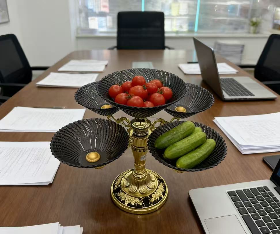 European-style metal base fruit plate, rotatable petal-shaped dried fruit plate, home decorative snack plate details Picture