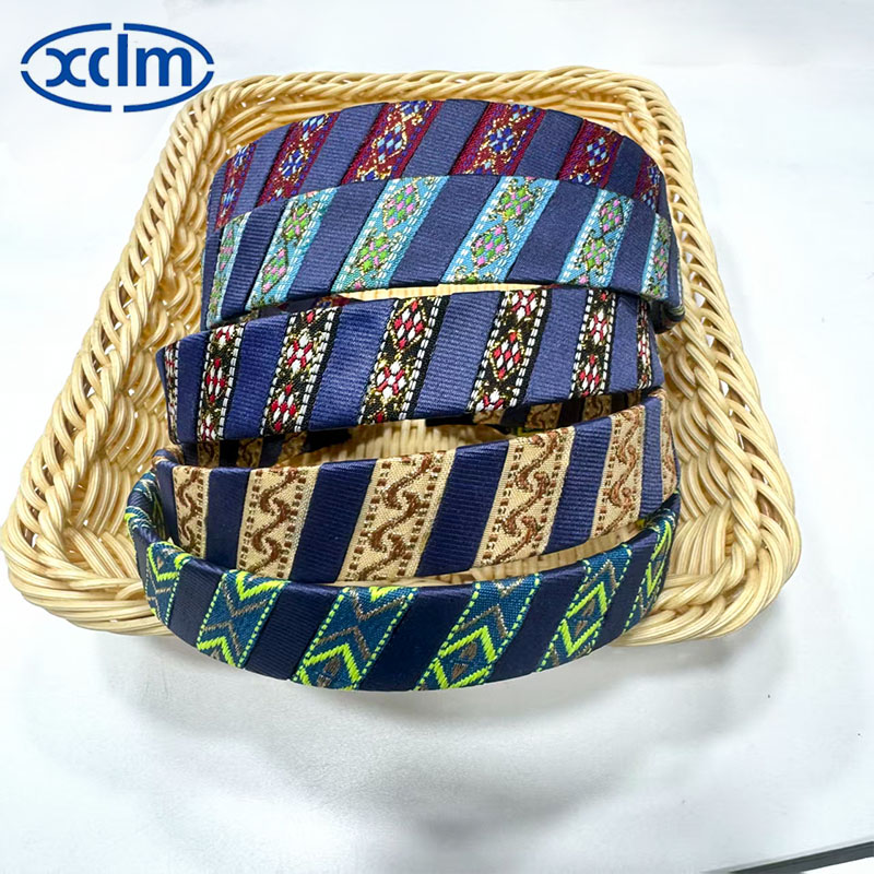 A new high-end pleated headband for women with wide edges and no pressure on hair, featuring French retro style. It is a two-piece ethnic hair clip and hair accessory Application Scenario