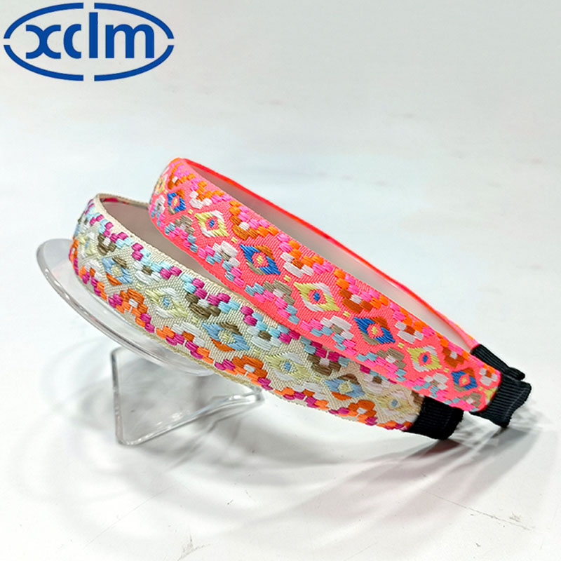 Retro hairpins, wide-brimmed hair bands, embroidered ethnic floral hair clips, face wash headbands, new hair accessories, eye-catching, widened and exquisite Application Scenario